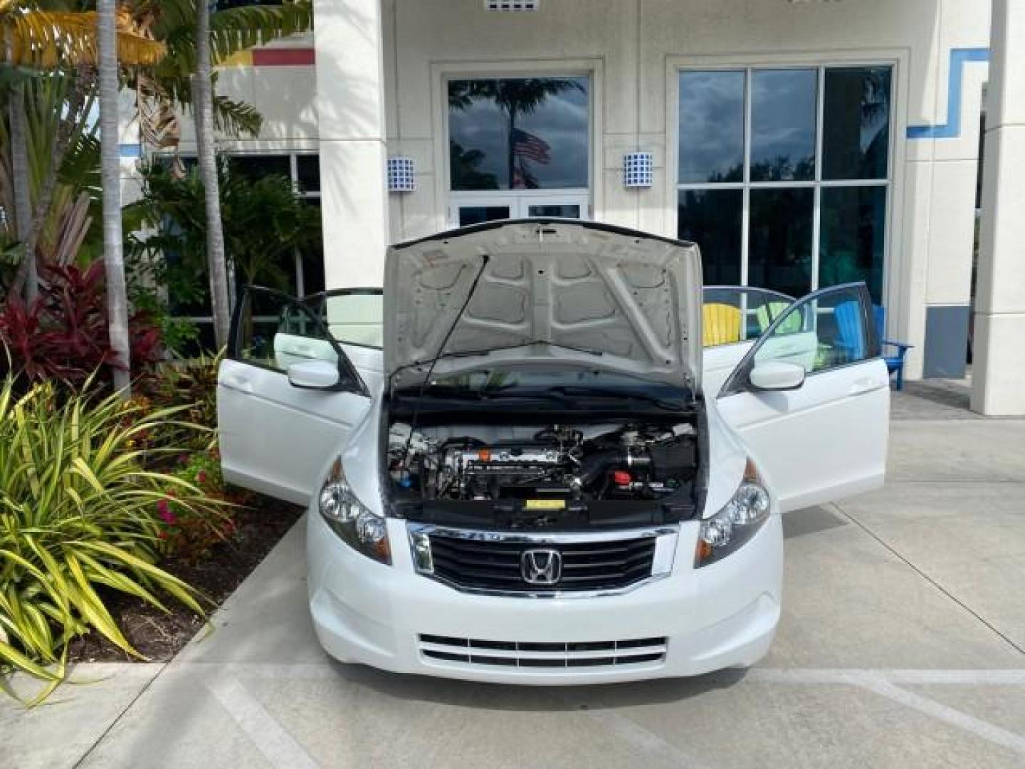 2008 Taffeta White /Ivory Honda Accord Sdn LX-P LOW MILES 49,816 1 OWNER (JHMCP26428C) with an 2.4L DOHC MPFI 16-Valve i-VTEC I4 Engine engine, Automatic transmission, located at 4701 North Dixie Hwy, Pompano Beach, FL, 33064, (954) 422-2889, 26.240938, -80.123474 - OUR WEBPAGE FLORIDACARS1.COM HAS OVER 100 PHOTOS AND FREE CARFAX LINK 2008 Honda Accord LX-P Sedan 4 DR 2.4L I4 F DOHC 16V Gasoline 31 MPG Front Wheel Drive Features ABS Brakes Air Conditioning Alloy Wheels AM/FM Stereo Automatic Transmission Auxiliary Audio Input CD Audio Cloth Seats Cruise Control- Photo#16