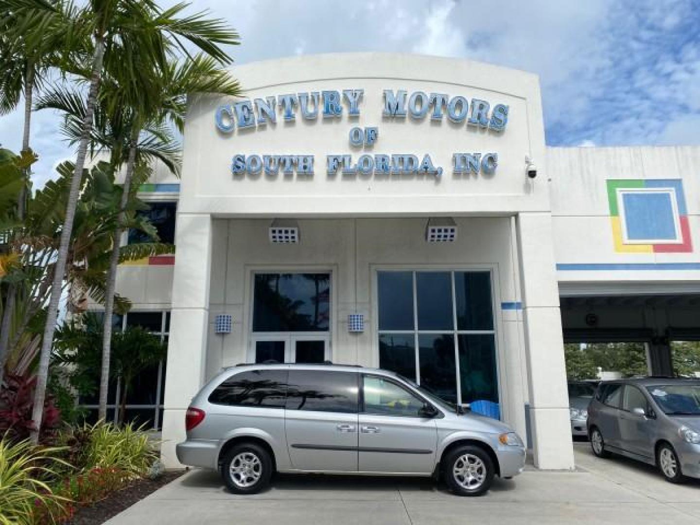 2003 Bright Silver Metallic /Taupe Dodge Caravan Sport LOW MILES 45,416 1 OWNER (2D4GP44L83R) with an 3.8L SMPI V6 Engine engine, Automatic transmission, located at 4701 North Dixie Hwy, Pompano Beach, FL, 33064, (954) 422-2889, 26.240938, -80.123474 - OUR WEBPAGE FLORIDACARS1.COM HAS OVER 100 PHOTOS AND FREE CARFAX LINK 2003 Dodge Grand Caravan Sport 1 OWNER Van 3.8L V6 F OHV 12V Gasoline 25 MPG Front Wheel Drive Features ABS Brakes Air Conditioning Alloy Wheels AM/FM Stereo Automatic Transmission Cassette Player CD Audio Cloth Seats Cruise Contr- Photo#0