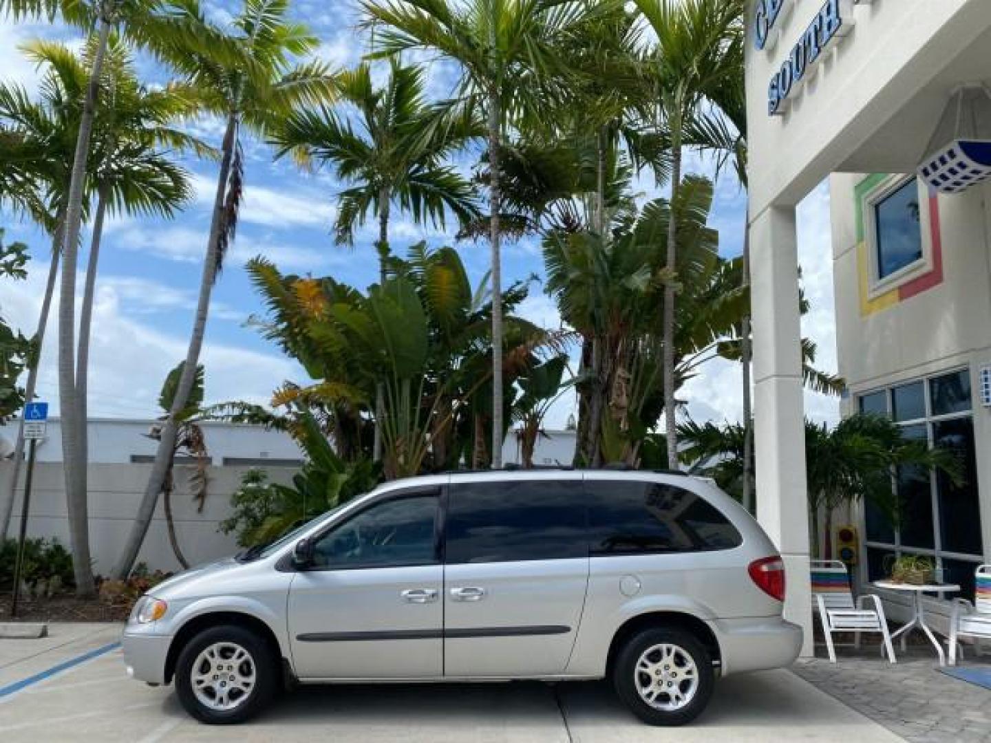 2003 Bright Silver Metallic /Taupe Dodge Caravan Sport LOW MILES 45,416 1 OWNER (2D4GP44L83R) with an 3.8L SMPI V6 Engine engine, Automatic transmission, located at 4701 North Dixie Hwy, Pompano Beach, FL, 33064, (954) 422-2889, 26.240938, -80.123474 - OUR WEBPAGE FLORIDACARS1.COM HAS OVER 100 PHOTOS AND FREE CARFAX LINK 2003 Dodge Grand Caravan Sport 1 OWNER Van 3.8L V6 F OHV 12V Gasoline 25 MPG Front Wheel Drive Features ABS Brakes Air Conditioning Alloy Wheels AM/FM Stereo Automatic Transmission Cassette Player CD Audio Cloth Seats Cruise Contr- Photo#4