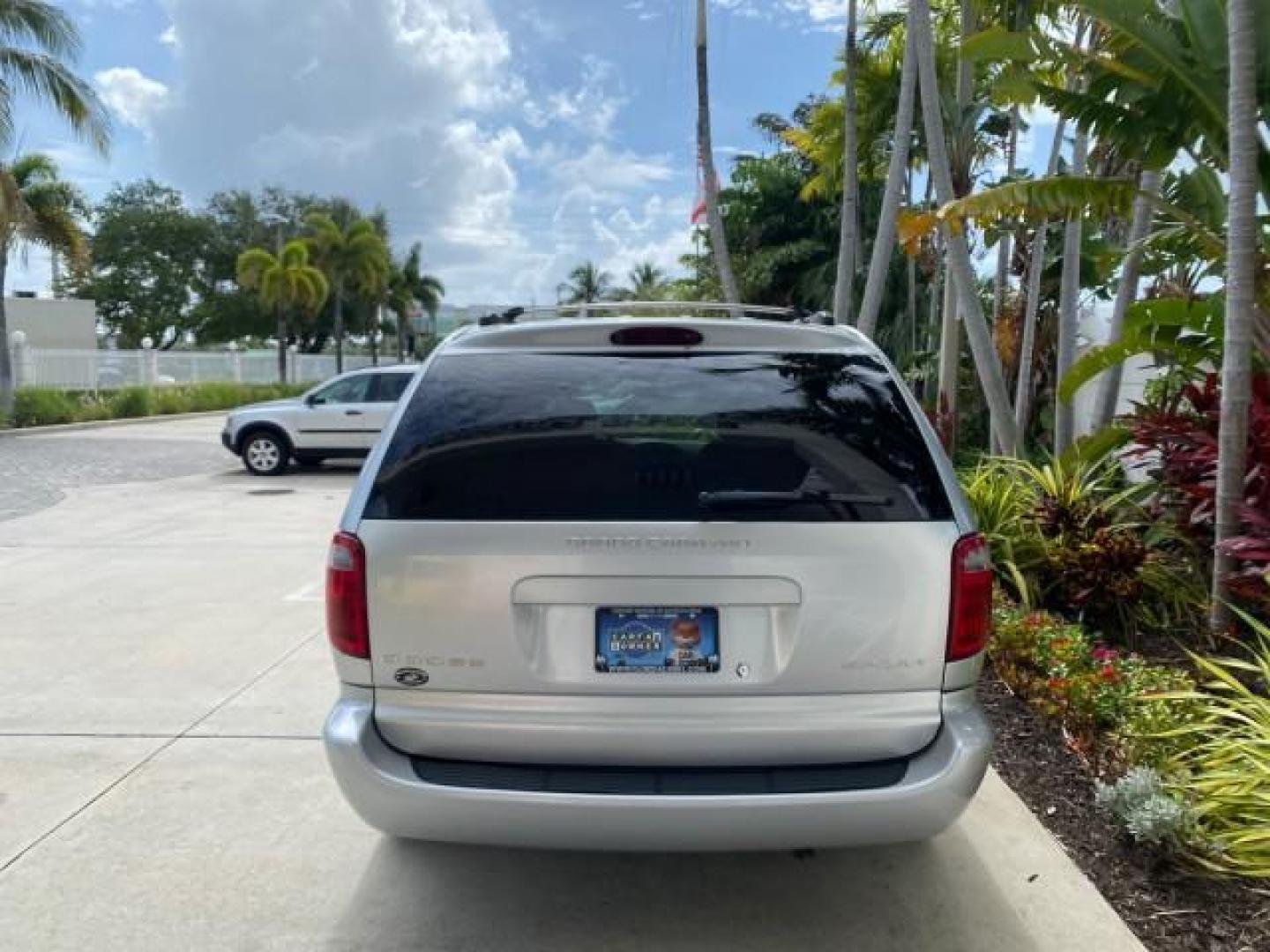 2003 Bright Silver Metallic /Taupe Dodge Caravan Sport LOW MILES 45,416 1 OWNER (2D4GP44L83R) with an 3.8L SMPI V6 Engine engine, Automatic transmission, located at 4701 North Dixie Hwy, Pompano Beach, FL, 33064, (954) 422-2889, 26.240938, -80.123474 - OUR WEBPAGE FLORIDACARS1.COM HAS OVER 100 PHOTOS AND FREE CARFAX LINK 2003 Dodge Grand Caravan Sport 1 OWNER Van 3.8L V6 F OHV 12V Gasoline 25 MPG Front Wheel Drive Features ABS Brakes Air Conditioning Alloy Wheels AM/FM Stereo Automatic Transmission Cassette Player CD Audio Cloth Seats Cruise Contr- Photo#6