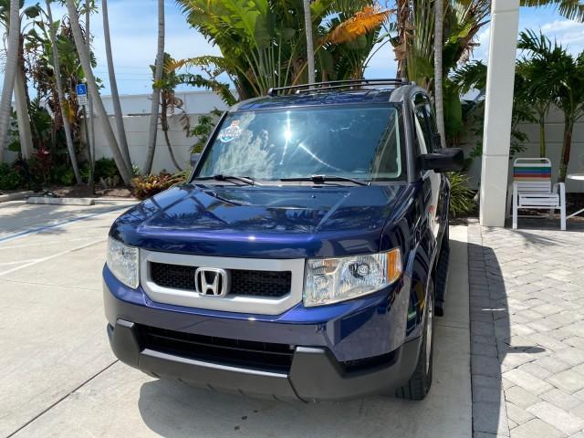 2010 Royal Blue Pearl /Gray Honda Element EX 1 OWNER LOW MILES 87,959 (5J6YH1H78AL) with an 2.4L DOHC MPFI 16-Valve i-VTEC I4 Engine engine, Automatic transmission, located at 4701 North Dixie Hwy, Pompano Beach, FL, 33064, (954) 422-2889, 26.240938, -80.123474 - OUR WEBPAGE FLORIDACARS1.COM HAS OVER 100 PHOTOS AND FREE CARFAX LINK 2010 Honda Element EX 1 OWNER 4 Door Wagon/Sport Utility 2.4L I4 F DOHC 16V Gasoline 25 MPG Front Wheel Drive Features ABS Brakes Air Conditioning Alloy Wheels AM/FM Stereo Automatic Transmission Auxiliary Audio Input CD Audio Clo- Photo#3