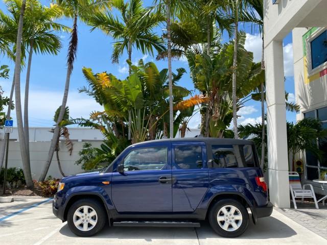 2010 Royal Blue Pearl /Gray Honda Element EX 1 OWNER LOW MILES 87,959 (5J6YH1H78AL) with an 2.4L DOHC MPFI 16-Valve i-VTEC I4 Engine engine, Automatic transmission, located at 4701 North Dixie Hwy, Pompano Beach, FL, 33064, (954) 422-2889, 26.240938, -80.123474 - OUR WEBPAGE FLORIDACARS1.COM HAS OVER 100 PHOTOS AND FREE CARFAX LINK 2010 Honda Element EX 1 OWNER 4 Door Wagon/Sport Utility 2.4L I4 F DOHC 16V Gasoline 25 MPG Front Wheel Drive Features ABS Brakes Air Conditioning Alloy Wheels AM/FM Stereo Automatic Transmission Auxiliary Audio Input CD Audio Clo- Photo#4