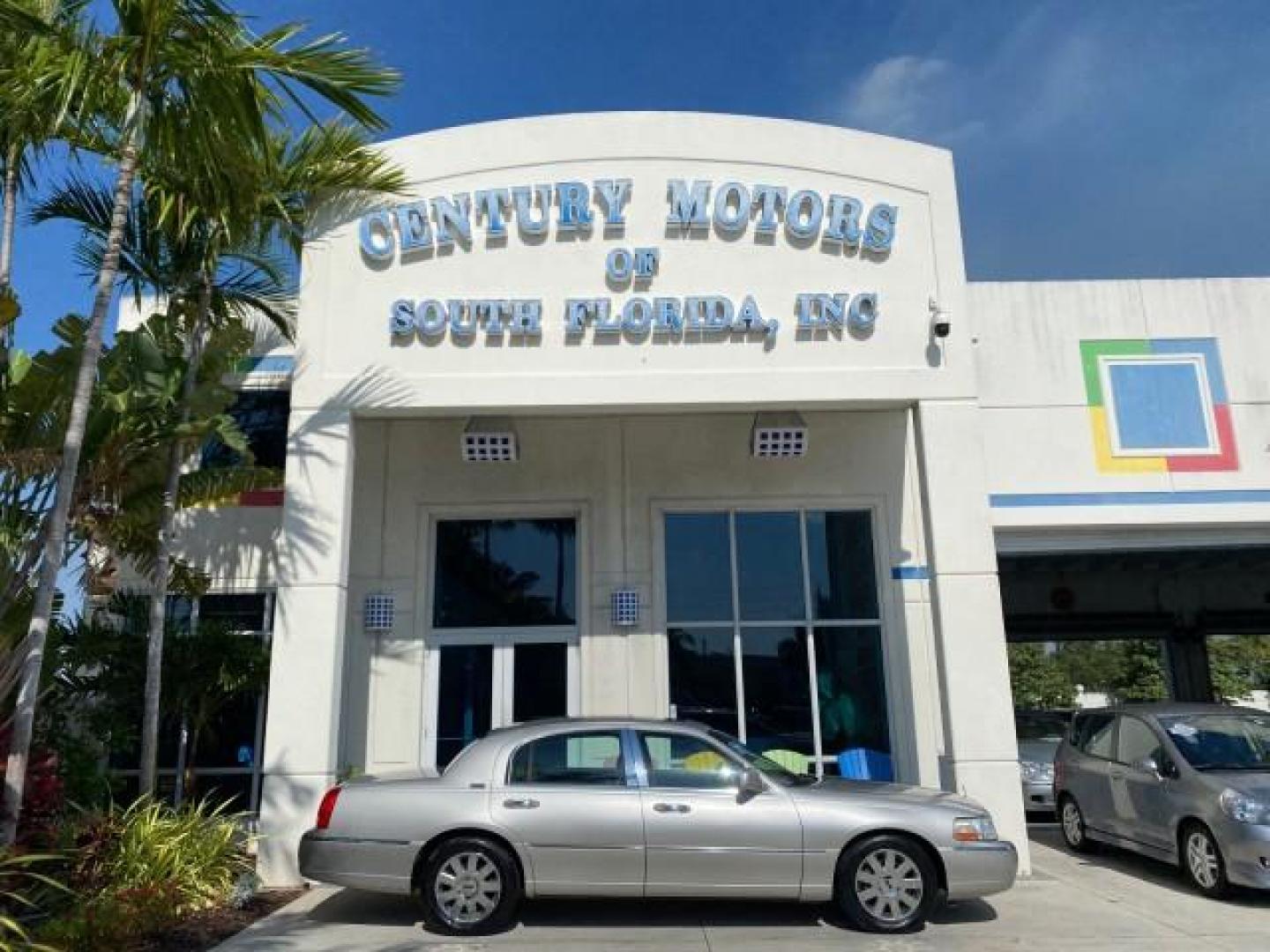2005 Light French Silk Metallic /Med/Lt Parchment Lincoln Town Car Signature Limited LOW MILES 84,448 (1LNHM82W55Y) with an 4.6L SOHC SMPI V8 Engine engine, Automatic transmission, located at 4701 North Dixie Hwy, Pompano Beach, FL, 33064, (954) 422-2889, 26.240938, -80.123474 - OUR WEBPAGE FLORIDACARS1.COM HAS OVER 100 PHOTOS AND FREE CARFAX LINK 2005 Lincoln Town Car Signature Limited Sedan 4 DR 4.6L V8 F OHV 16V Gasoline 25 MPG Rear Wheel Drive Features ABS Brakes Air Conditioning Alloy Wheels AM/FM Stereo Audiophile Sound System Automatic Transmission Cassette Player CD- Photo#0