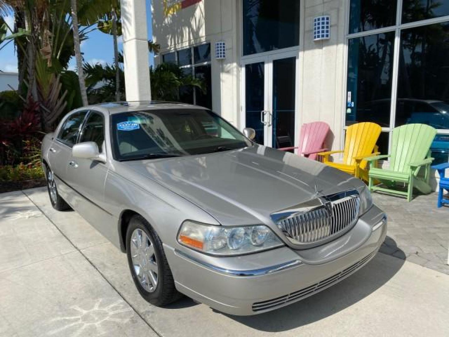 2005 Light French Silk Metallic /Med/Lt Parchment Lincoln Town Car Signature Limited LOW MILES 84,448 (1LNHM82W55Y) with an 4.6L SOHC SMPI V8 Engine engine, Automatic transmission, located at 4701 North Dixie Hwy, Pompano Beach, FL, 33064, (954) 422-2889, 26.240938, -80.123474 - OUR WEBPAGE FLORIDACARS1.COM HAS OVER 100 PHOTOS AND FREE CARFAX LINK 2005 Lincoln Town Car Signature Limited Sedan 4 DR 4.6L V8 F OHV 16V Gasoline 25 MPG Rear Wheel Drive Features ABS Brakes Air Conditioning Alloy Wheels AM/FM Stereo Audiophile Sound System Automatic Transmission Cassette Player CD- Photo#1