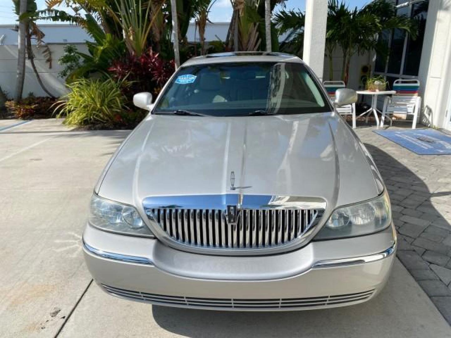2005 Light French Silk Metallic /Med/Lt Parchment Lincoln Town Car Signature Limited LOW MILES 84,448 (1LNHM82W55Y) with an 4.6L SOHC SMPI V8 Engine engine, Automatic transmission, located at 4701 North Dixie Hwy, Pompano Beach, FL, 33064, (954) 422-2889, 26.240938, -80.123474 - OUR WEBPAGE FLORIDACARS1.COM HAS OVER 100 PHOTOS AND FREE CARFAX LINK 2005 Lincoln Town Car Signature Limited Sedan 4 DR 4.6L V8 F OHV 16V Gasoline 25 MPG Rear Wheel Drive Features ABS Brakes Air Conditioning Alloy Wheels AM/FM Stereo Audiophile Sound System Automatic Transmission Cassette Player CD- Photo#2