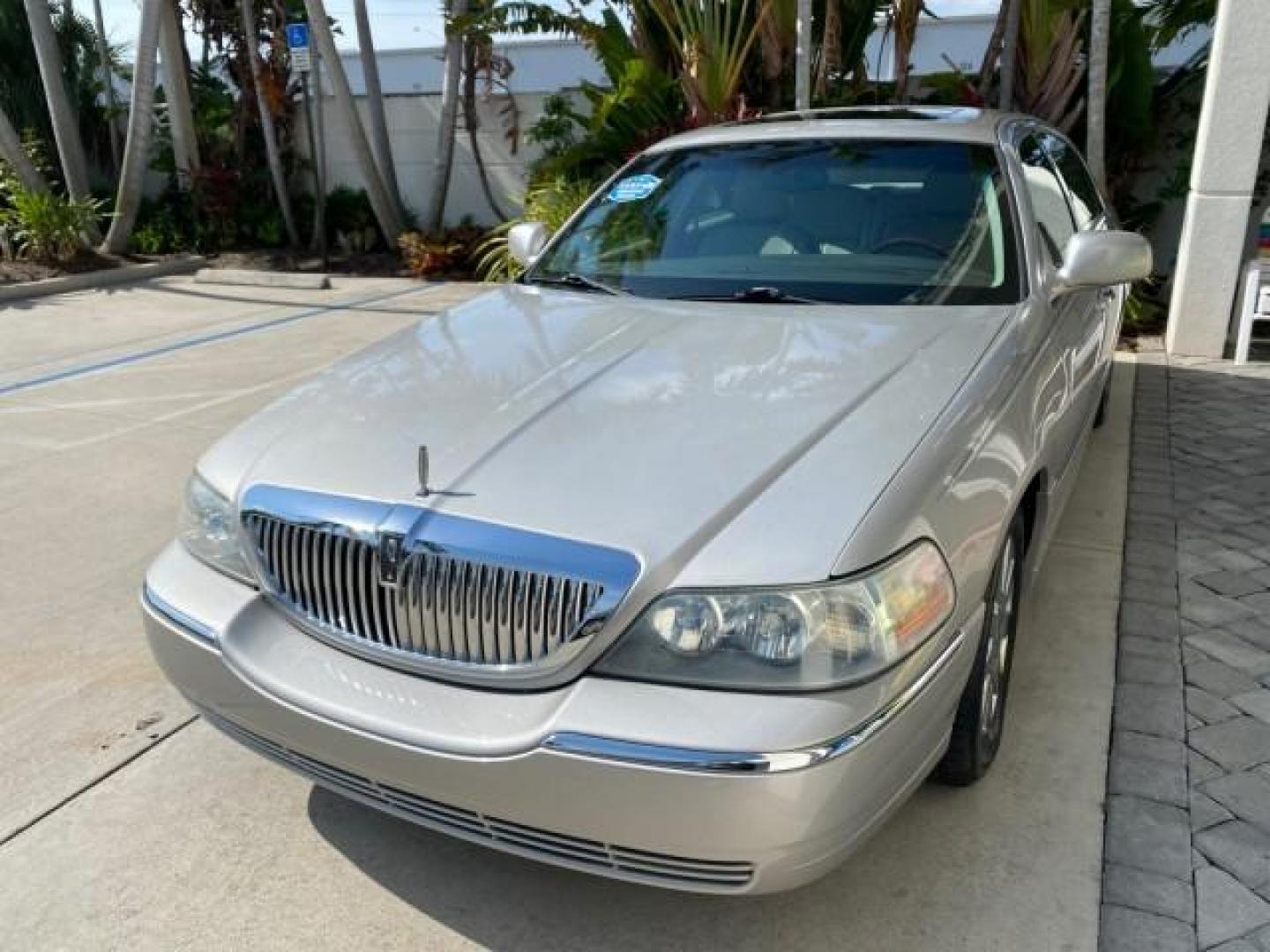 2005 Light French Silk Metallic /Med/Lt Parchment Lincoln Town Car Signature Limited LOW MILES 84,448 (1LNHM82W55Y) with an 4.6L SOHC SMPI V8 Engine engine, Automatic transmission, located at 4701 North Dixie Hwy, Pompano Beach, FL, 33064, (954) 422-2889, 26.240938, -80.123474 - OUR WEBPAGE FLORIDACARS1.COM HAS OVER 100 PHOTOS AND FREE CARFAX LINK 2005 Lincoln Town Car Signature Limited Sedan 4 DR 4.6L V8 F OHV 16V Gasoline 25 MPG Rear Wheel Drive Features ABS Brakes Air Conditioning Alloy Wheels AM/FM Stereo Audiophile Sound System Automatic Transmission Cassette Player CD- Photo#3