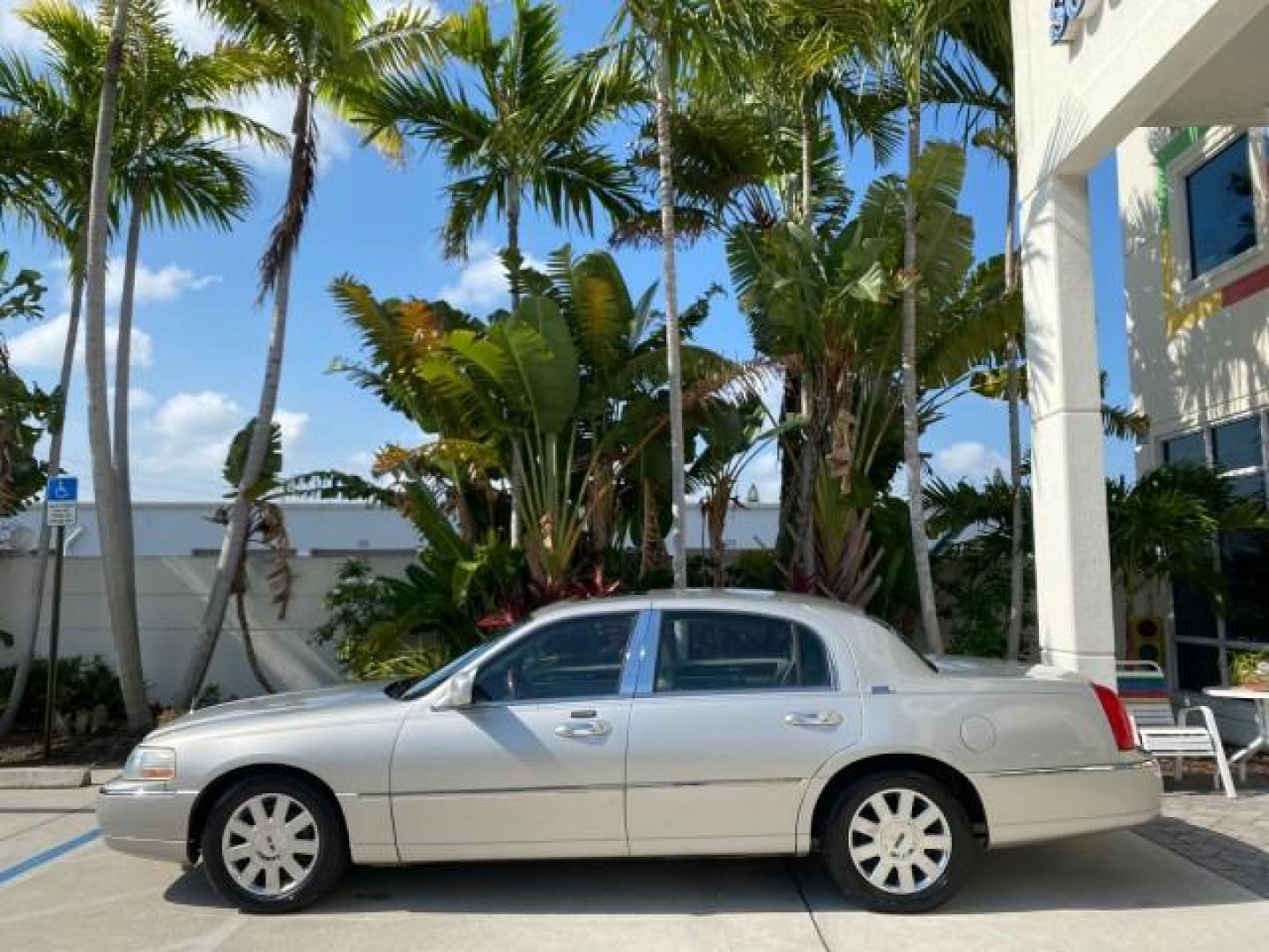 2005 Light French Silk Metallic /Med/Lt Parchment Lincoln Town Car Signature Limited LOW MILES 84,448 (1LNHM82W55Y) with an 4.6L SOHC SMPI V8 Engine engine, Automatic transmission, located at 4701 North Dixie Hwy, Pompano Beach, FL, 33064, (954) 422-2889, 26.240938, -80.123474 - OUR WEBPAGE FLORIDACARS1.COM HAS OVER 100 PHOTOS AND FREE CARFAX LINK 2005 Lincoln Town Car Signature Limited Sedan 4 DR 4.6L V8 F OHV 16V Gasoline 25 MPG Rear Wheel Drive Features ABS Brakes Air Conditioning Alloy Wheels AM/FM Stereo Audiophile Sound System Automatic Transmission Cassette Player CD- Photo#4