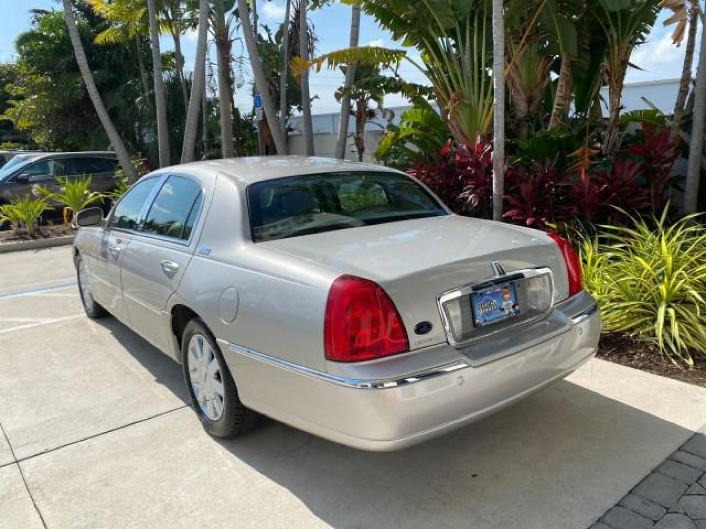 2005 Light French Silk Metallic /Med/Lt Parchment Lincoln Town Car Signature Limited LOW MILES 84,448 (1LNHM82W55Y) with an 4.6L SOHC SMPI V8 Engine engine, Automatic transmission, located at 4701 North Dixie Hwy, Pompano Beach, FL, 33064, (954) 422-2889, 26.240938, -80.123474 - OUR WEBPAGE FLORIDACARS1.COM HAS OVER 100 PHOTOS AND FREE CARFAX LINK 2005 Lincoln Town Car Signature Limited Sedan 4 DR 4.6L V8 F OHV 16V Gasoline 25 MPG Rear Wheel Drive Features ABS Brakes Air Conditioning Alloy Wheels AM/FM Stereo Audiophile Sound System Automatic Transmission Cassette Player CD- Photo#5