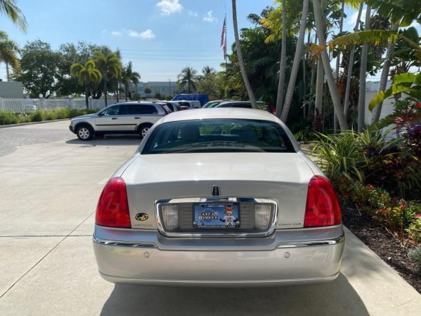 2005 Light French Silk Metallic /Med/Lt Parchment Lincoln Town Car Signature Limited LOW MILES 84,448 (1LNHM82W55Y) with an 4.6L SOHC SMPI V8 Engine engine, Automatic transmission, located at 4701 North Dixie Hwy, Pompano Beach, FL, 33064, (954) 422-2889, 26.240938, -80.123474 - OUR WEBPAGE FLORIDACARS1.COM HAS OVER 100 PHOTOS AND FREE CARFAX LINK 2005 Lincoln Town Car Signature Limited Sedan 4 DR 4.6L V8 F OHV 16V Gasoline 25 MPG Rear Wheel Drive Features ABS Brakes Air Conditioning Alloy Wheels AM/FM Stereo Audiophile Sound System Automatic Transmission Cassette Player CD- Photo#6