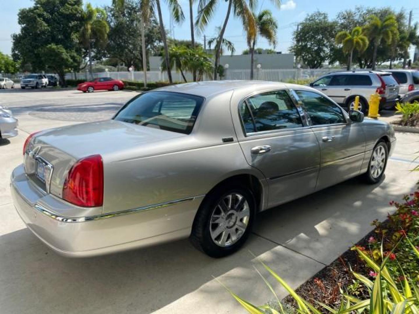 2005 Light French Silk Metallic /Med/Lt Parchment Lincoln Town Car Signature Limited LOW MILES 84,448 (1LNHM82W55Y) with an 4.6L SOHC SMPI V8 Engine engine, Automatic transmission, located at 4701 North Dixie Hwy, Pompano Beach, FL, 33064, (954) 422-2889, 26.240938, -80.123474 - OUR WEBPAGE FLORIDACARS1.COM HAS OVER 100 PHOTOS AND FREE CARFAX LINK 2005 Lincoln Town Car Signature Limited Sedan 4 DR 4.6L V8 F OHV 16V Gasoline 25 MPG Rear Wheel Drive Features ABS Brakes Air Conditioning Alloy Wheels AM/FM Stereo Audiophile Sound System Automatic Transmission Cassette Player CD- Photo#7