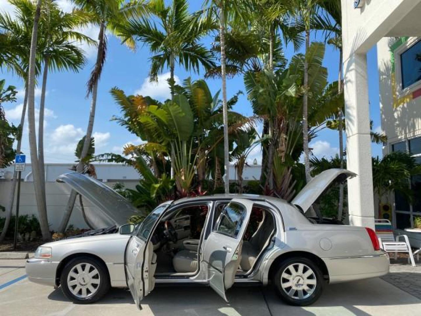 2005 Light French Silk Metallic /Med/Lt Parchment Lincoln Town Car Signature Limited LOW MILES 84,448 (1LNHM82W55Y) with an 4.6L SOHC SMPI V8 Engine engine, Automatic transmission, located at 4701 North Dixie Hwy, Pompano Beach, FL, 33064, (954) 422-2889, 26.240938, -80.123474 - OUR WEBPAGE FLORIDACARS1.COM HAS OVER 100 PHOTOS AND FREE CARFAX LINK 2005 Lincoln Town Car Signature Limited Sedan 4 DR 4.6L V8 F OHV 16V Gasoline 25 MPG Rear Wheel Drive Features ABS Brakes Air Conditioning Alloy Wheels AM/FM Stereo Audiophile Sound System Automatic Transmission Cassette Player CD- Photo#8