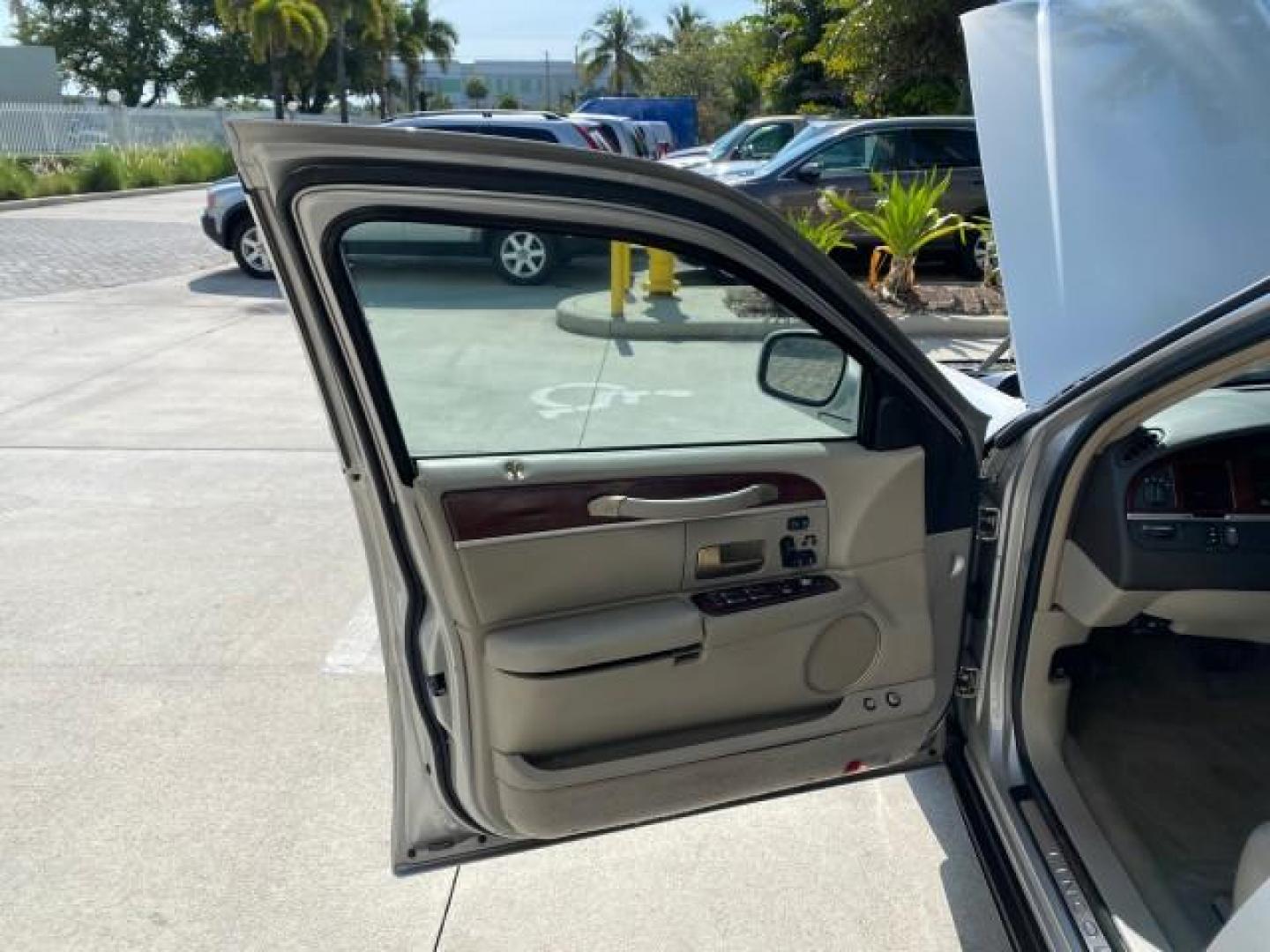 2005 Light French Silk Metallic /Med/Lt Parchment Lincoln Town Car Signature Limited LOW MILES 84,448 (1LNHM82W55Y) with an 4.6L SOHC SMPI V8 Engine engine, Automatic transmission, located at 4701 North Dixie Hwy, Pompano Beach, FL, 33064, (954) 422-2889, 26.240938, -80.123474 - OUR WEBPAGE FLORIDACARS1.COM HAS OVER 100 PHOTOS AND FREE CARFAX LINK 2005 Lincoln Town Car Signature Limited Sedan 4 DR 4.6L V8 F OHV 16V Gasoline 25 MPG Rear Wheel Drive Features ABS Brakes Air Conditioning Alloy Wheels AM/FM Stereo Audiophile Sound System Automatic Transmission Cassette Player CD- Photo#9