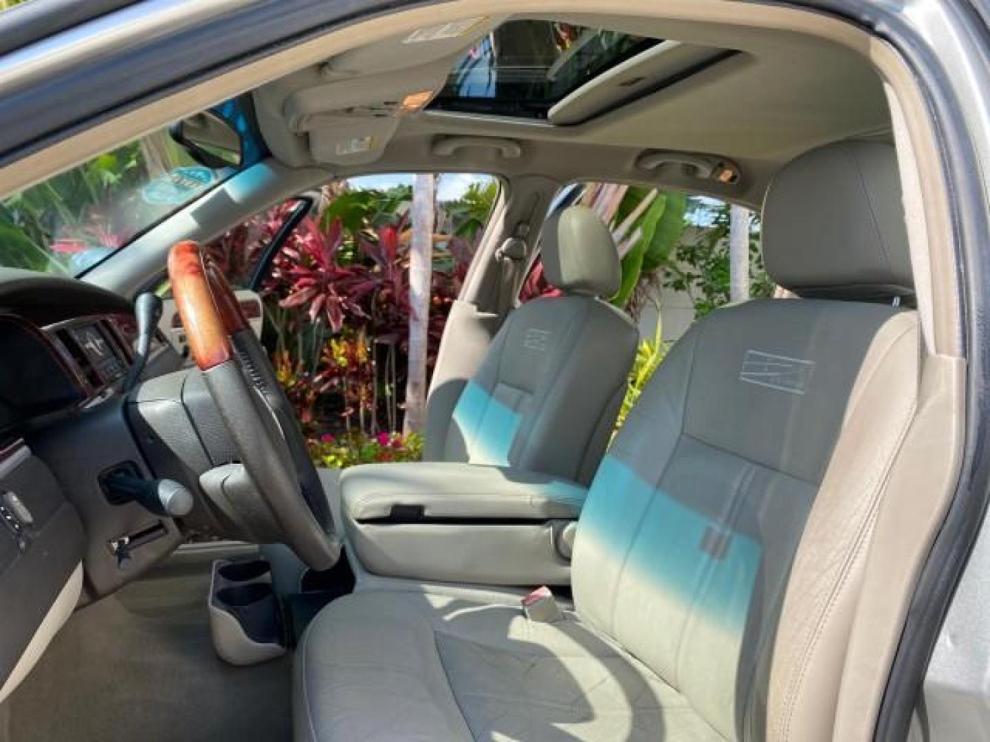 2005 Light French Silk Metallic /Med/Lt Parchment Lincoln Town Car Signature Limited LOW MILES 84,448 (1LNHM82W55Y) with an 4.6L SOHC SMPI V8 Engine engine, Automatic transmission, located at 4701 North Dixie Hwy, Pompano Beach, FL, 33064, (954) 422-2889, 26.240938, -80.123474 - OUR WEBPAGE FLORIDACARS1.COM HAS OVER 100 PHOTOS AND FREE CARFAX LINK 2005 Lincoln Town Car Signature Limited Sedan 4 DR 4.6L V8 F OHV 16V Gasoline 25 MPG Rear Wheel Drive Features ABS Brakes Air Conditioning Alloy Wheels AM/FM Stereo Audiophile Sound System Automatic Transmission Cassette Player CD- Photo#10
