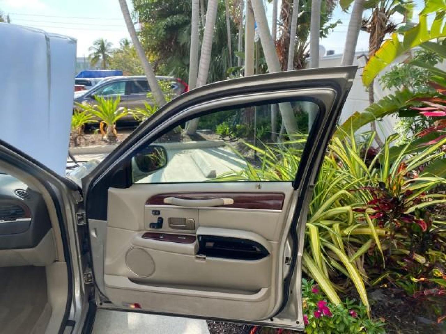 2005 Light French Silk Metallic /Med/Lt Parchment Lincoln Town Car Signature Limited LOW MILES 84,448 (1LNHM82W55Y) with an 4.6L SOHC SMPI V8 Engine engine, Automatic transmission, located at 4701 North Dixie Hwy, Pompano Beach, FL, 33064, (954) 422-2889, 26.240938, -80.123474 - OUR WEBPAGE FLORIDACARS1.COM HAS OVER 100 PHOTOS AND FREE CARFAX LINK 2005 Lincoln Town Car Signature Limited Sedan 4 DR 4.6L V8 F OHV 16V Gasoline 25 MPG Rear Wheel Drive Features ABS Brakes Air Conditioning Alloy Wheels AM/FM Stereo Audiophile Sound System Automatic Transmission Cassette Player CD- Photo#11