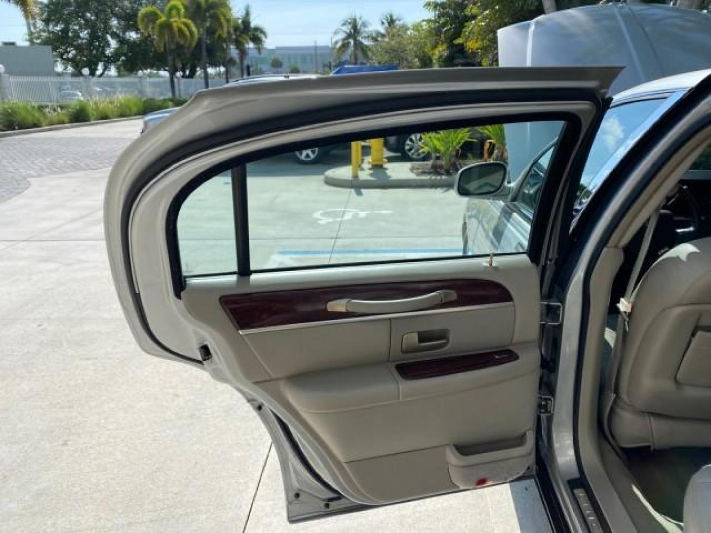 2005 Light French Silk Metallic /Med/Lt Parchment Lincoln Town Car Signature Limited LOW MILES 84,448 (1LNHM82W55Y) with an 4.6L SOHC SMPI V8 Engine engine, Automatic transmission, located at 4701 North Dixie Hwy, Pompano Beach, FL, 33064, (954) 422-2889, 26.240938, -80.123474 - OUR WEBPAGE FLORIDACARS1.COM HAS OVER 100 PHOTOS AND FREE CARFAX LINK 2005 Lincoln Town Car Signature Limited Sedan 4 DR 4.6L V8 F OHV 16V Gasoline 25 MPG Rear Wheel Drive Features ABS Brakes Air Conditioning Alloy Wheels AM/FM Stereo Audiophile Sound System Automatic Transmission Cassette Player CD- Photo#13