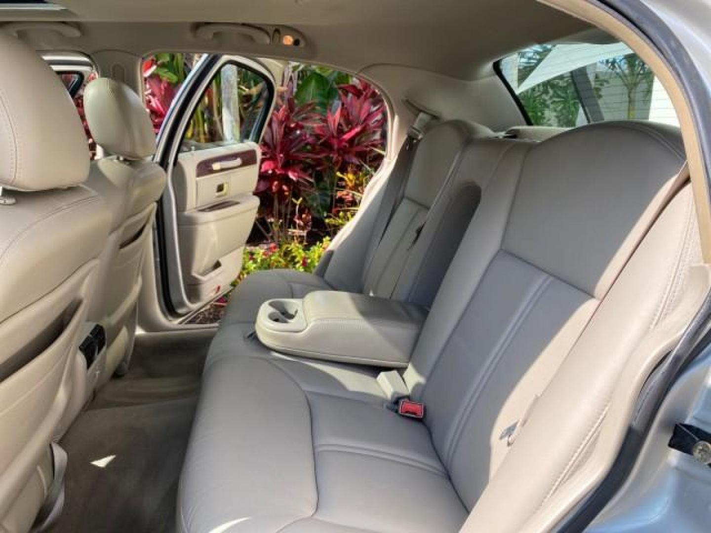 2005 Light French Silk Metallic /Med/Lt Parchment Lincoln Town Car Signature Limited LOW MILES 84,448 (1LNHM82W55Y) with an 4.6L SOHC SMPI V8 Engine engine, Automatic transmission, located at 4701 North Dixie Hwy, Pompano Beach, FL, 33064, (954) 422-2889, 26.240938, -80.123474 - OUR WEBPAGE FLORIDACARS1.COM HAS OVER 100 PHOTOS AND FREE CARFAX LINK 2005 Lincoln Town Car Signature Limited Sedan 4 DR 4.6L V8 F OHV 16V Gasoline 25 MPG Rear Wheel Drive Features ABS Brakes Air Conditioning Alloy Wheels AM/FM Stereo Audiophile Sound System Automatic Transmission Cassette Player CD- Photo#14