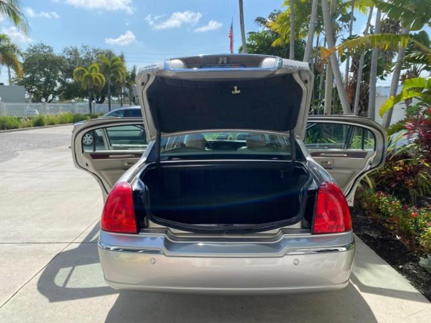 2005 Light French Silk Metallic /Med/Lt Parchment Lincoln Town Car Signature Limited LOW MILES 84,448 (1LNHM82W55Y) with an 4.6L SOHC SMPI V8 Engine engine, Automatic transmission, located at 4701 North Dixie Hwy, Pompano Beach, FL, 33064, (954) 422-2889, 26.240938, -80.123474 - OUR WEBPAGE FLORIDACARS1.COM HAS OVER 100 PHOTOS AND FREE CARFAX LINK 2005 Lincoln Town Car Signature Limited Sedan 4 DR 4.6L V8 F OHV 16V Gasoline 25 MPG Rear Wheel Drive Features ABS Brakes Air Conditioning Alloy Wheels AM/FM Stereo Audiophile Sound System Automatic Transmission Cassette Player CD- Photo#15