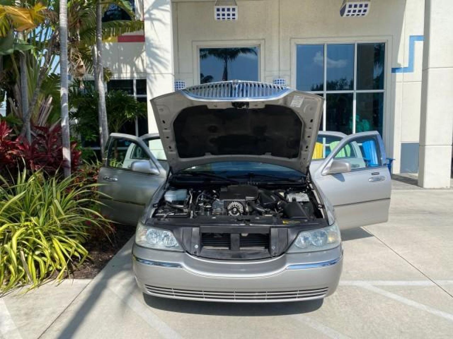 2005 Light French Silk Metallic /Med/Lt Parchment Lincoln Town Car Signature Limited LOW MILES 84,448 (1LNHM82W55Y) with an 4.6L SOHC SMPI V8 Engine engine, Automatic transmission, located at 4701 North Dixie Hwy, Pompano Beach, FL, 33064, (954) 422-2889, 26.240938, -80.123474 - OUR WEBPAGE FLORIDACARS1.COM HAS OVER 100 PHOTOS AND FREE CARFAX LINK 2005 Lincoln Town Car Signature Limited Sedan 4 DR 4.6L V8 F OHV 16V Gasoline 25 MPG Rear Wheel Drive Features ABS Brakes Air Conditioning Alloy Wheels AM/FM Stereo Audiophile Sound System Automatic Transmission Cassette Player CD- Photo#16