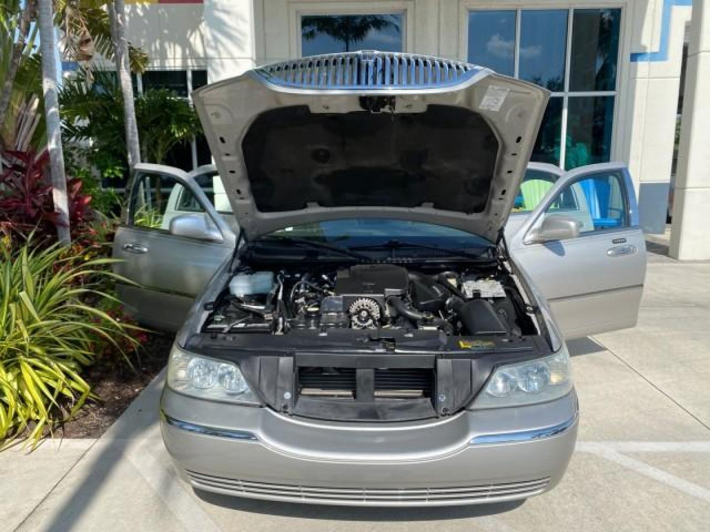 2005 Light French Silk Metallic /Med/Lt Parchment Lincoln Town Car Signature Limited LOW MILES 84,448 (1LNHM82W55Y) with an 4.6L SOHC SMPI V8 Engine engine, Automatic transmission, located at 4701 North Dixie Hwy, Pompano Beach, FL, 33064, (954) 422-2889, 26.240938, -80.123474 - OUR WEBPAGE FLORIDACARS1.COM HAS OVER 100 PHOTOS AND FREE CARFAX LINK 2005 Lincoln Town Car Signature Limited Sedan 4 DR 4.6L V8 F OHV 16V Gasoline 25 MPG Rear Wheel Drive Features ABS Brakes Air Conditioning Alloy Wheels AM/FM Stereo Audiophile Sound System Automatic Transmission Cassette Player CD- Photo#17