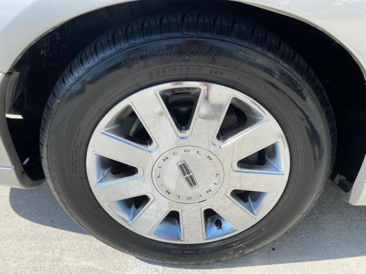 2005 Light French Silk Metallic /Med/Lt Parchment Lincoln Town Car Signature Limited LOW MILES 84,448 (1LNHM82W55Y) with an 4.6L SOHC SMPI V8 Engine engine, Automatic transmission, located at 4701 North Dixie Hwy, Pompano Beach, FL, 33064, (954) 422-2889, 26.240938, -80.123474 - OUR WEBPAGE FLORIDACARS1.COM HAS OVER 100 PHOTOS AND FREE CARFAX LINK 2005 Lincoln Town Car Signature Limited Sedan 4 DR 4.6L V8 F OHV 16V Gasoline 25 MPG Rear Wheel Drive Features ABS Brakes Air Conditioning Alloy Wheels AM/FM Stereo Audiophile Sound System Automatic Transmission Cassette Player CD- Photo#19