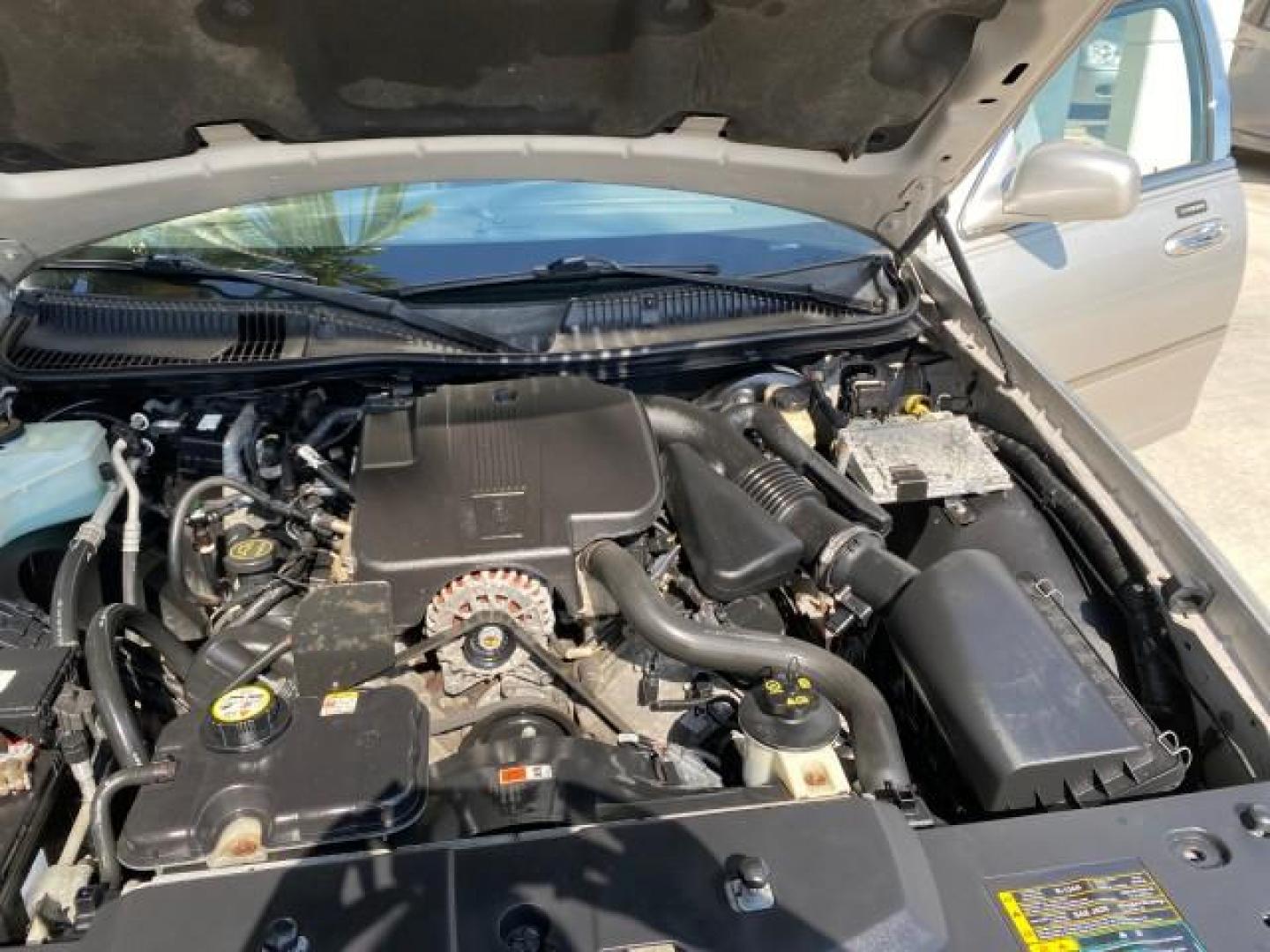 2005 Light French Silk Metallic /Med/Lt Parchment Lincoln Town Car Signature Limited LOW MILES 84,448 (1LNHM82W55Y) with an 4.6L SOHC SMPI V8 Engine engine, Automatic transmission, located at 4701 North Dixie Hwy, Pompano Beach, FL, 33064, (954) 422-2889, 26.240938, -80.123474 - OUR WEBPAGE FLORIDACARS1.COM HAS OVER 100 PHOTOS AND FREE CARFAX LINK 2005 Lincoln Town Car Signature Limited Sedan 4 DR 4.6L V8 F OHV 16V Gasoline 25 MPG Rear Wheel Drive Features ABS Brakes Air Conditioning Alloy Wheels AM/FM Stereo Audiophile Sound System Automatic Transmission Cassette Player CD- Photo#25