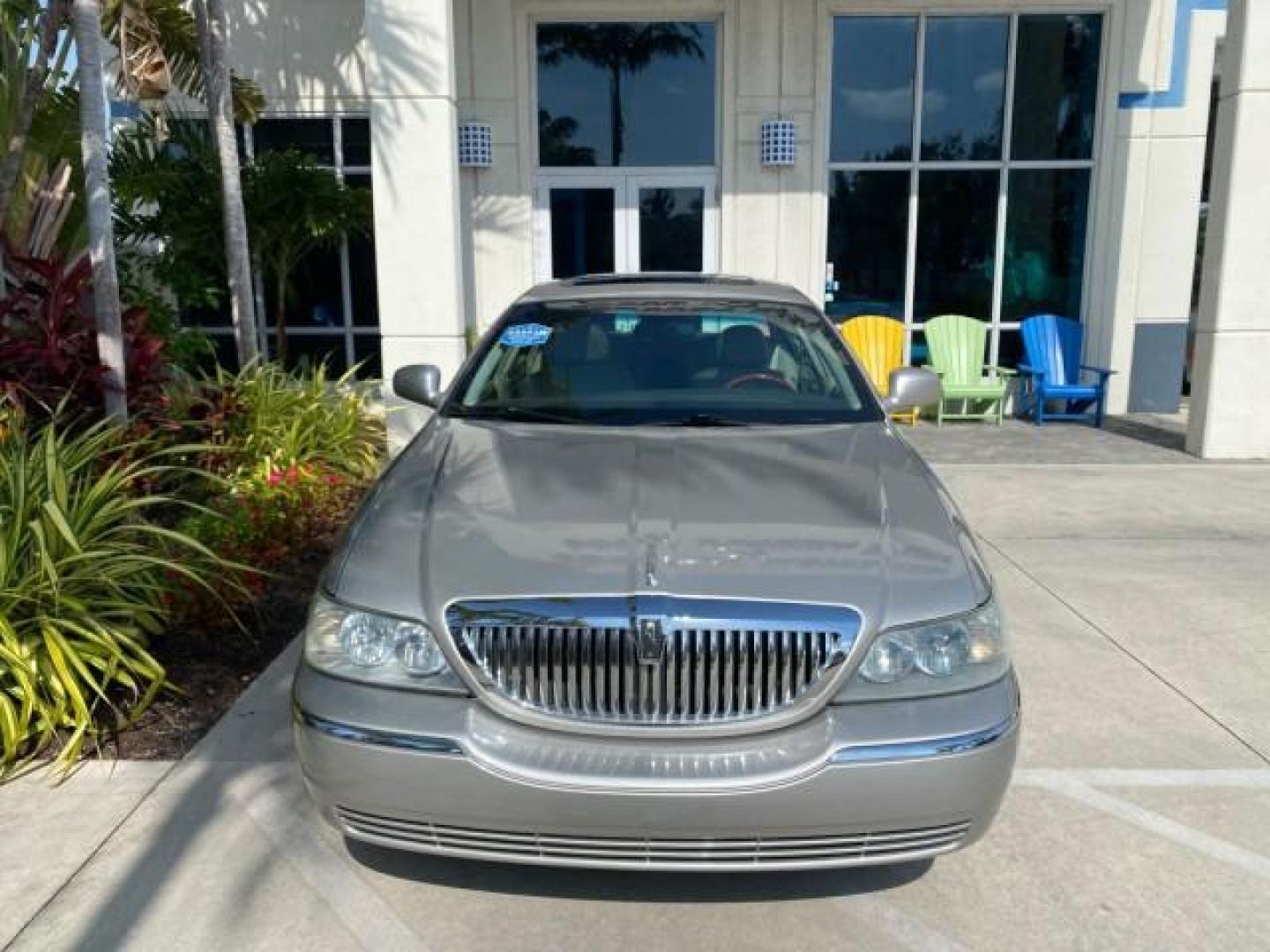 2005 Light French Silk Metallic /Med/Lt Parchment Lincoln Town Car Signature Limited LOW MILES 84,448 (1LNHM82W55Y) with an 4.6L SOHC SMPI V8 Engine engine, Automatic transmission, located at 4701 North Dixie Hwy, Pompano Beach, FL, 33064, (954) 422-2889, 26.240938, -80.123474 - OUR WEBPAGE FLORIDACARS1.COM HAS OVER 100 PHOTOS AND FREE CARFAX LINK 2005 Lincoln Town Car Signature Limited Sedan 4 DR 4.6L V8 F OHV 16V Gasoline 25 MPG Rear Wheel Drive Features ABS Brakes Air Conditioning Alloy Wheels AM/FM Stereo Audiophile Sound System Automatic Transmission Cassette Player CD- Photo#26