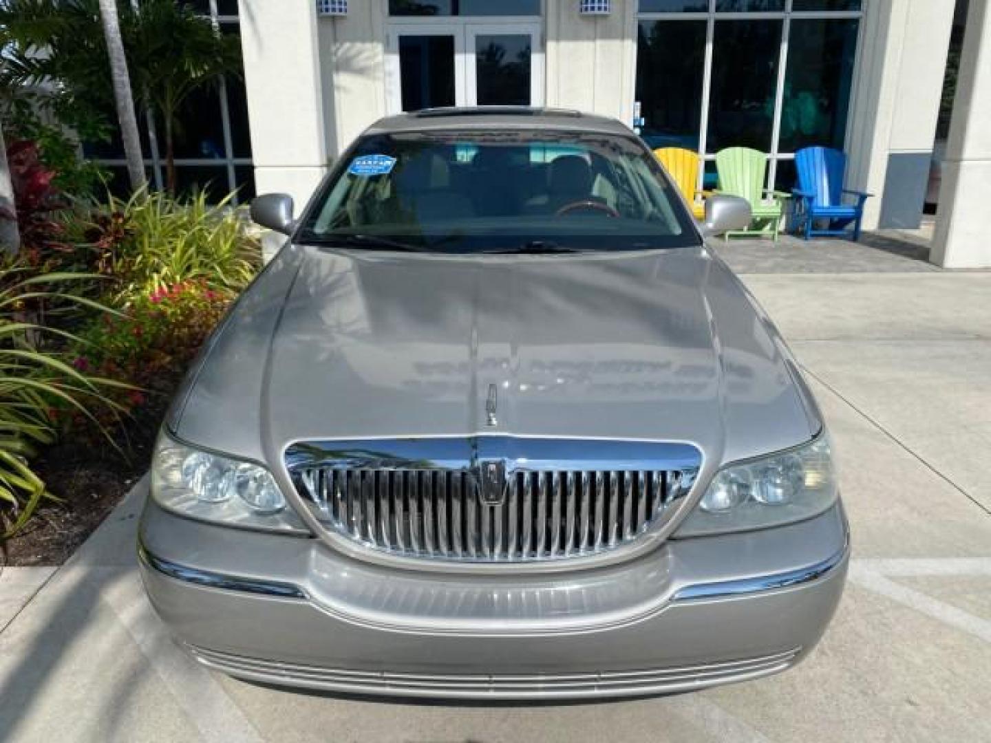 2005 Light French Silk Metallic /Med/Lt Parchment Lincoln Town Car Signature Limited LOW MILES 84,448 (1LNHM82W55Y) with an 4.6L SOHC SMPI V8 Engine engine, Automatic transmission, located at 4701 North Dixie Hwy, Pompano Beach, FL, 33064, (954) 422-2889, 26.240938, -80.123474 - OUR WEBPAGE FLORIDACARS1.COM HAS OVER 100 PHOTOS AND FREE CARFAX LINK 2005 Lincoln Town Car Signature Limited Sedan 4 DR 4.6L V8 F OHV 16V Gasoline 25 MPG Rear Wheel Drive Features ABS Brakes Air Conditioning Alloy Wheels AM/FM Stereo Audiophile Sound System Automatic Transmission Cassette Player CD- Photo#27