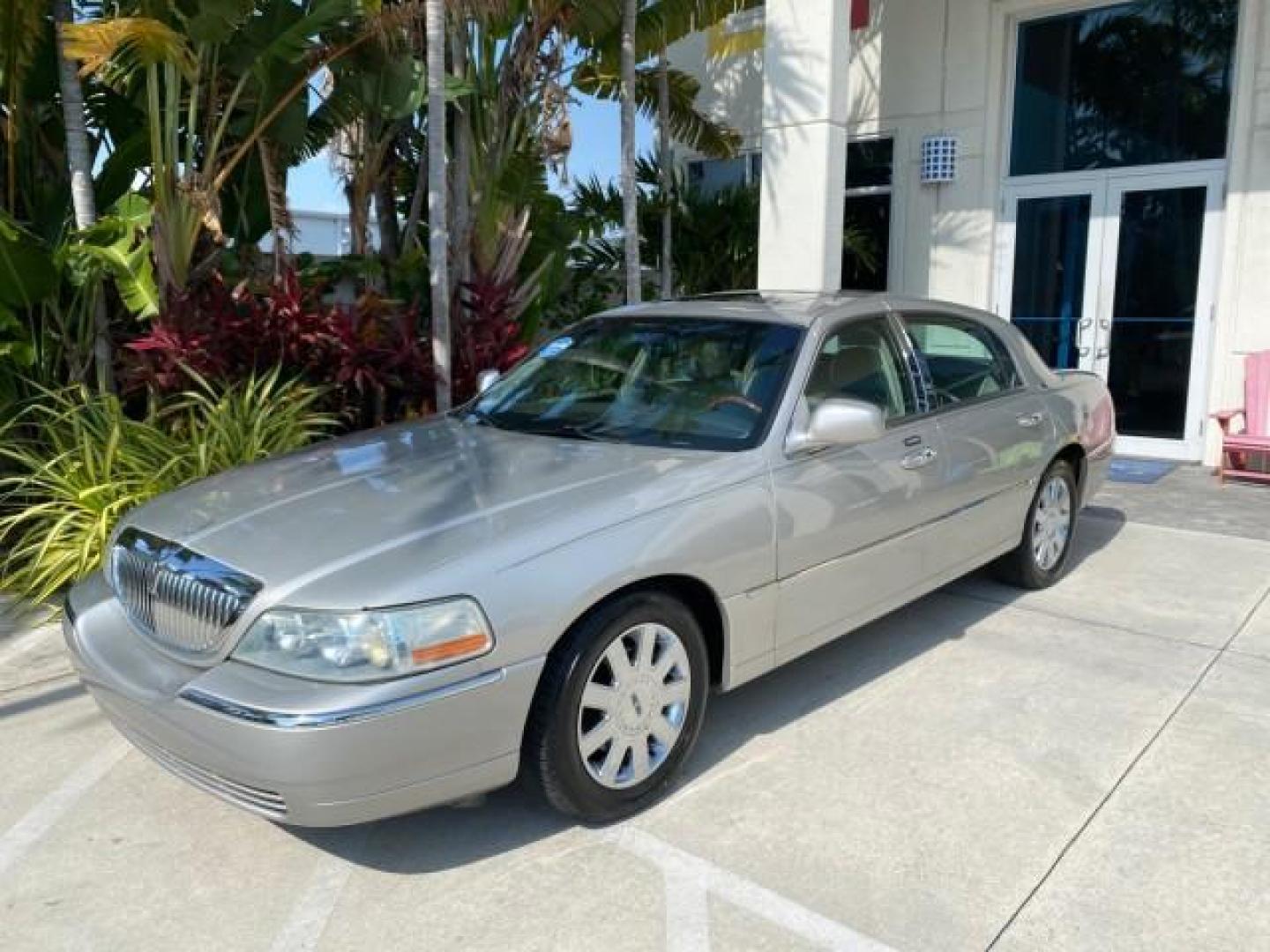 2005 Light French Silk Metallic /Med/Lt Parchment Lincoln Town Car Signature Limited LOW MILES 84,448 (1LNHM82W55Y) with an 4.6L SOHC SMPI V8 Engine engine, Automatic transmission, located at 4701 North Dixie Hwy, Pompano Beach, FL, 33064, (954) 422-2889, 26.240938, -80.123474 - OUR WEBPAGE FLORIDACARS1.COM HAS OVER 100 PHOTOS AND FREE CARFAX LINK 2005 Lincoln Town Car Signature Limited Sedan 4 DR 4.6L V8 F OHV 16V Gasoline 25 MPG Rear Wheel Drive Features ABS Brakes Air Conditioning Alloy Wheels AM/FM Stereo Audiophile Sound System Automatic Transmission Cassette Player CD- Photo#28