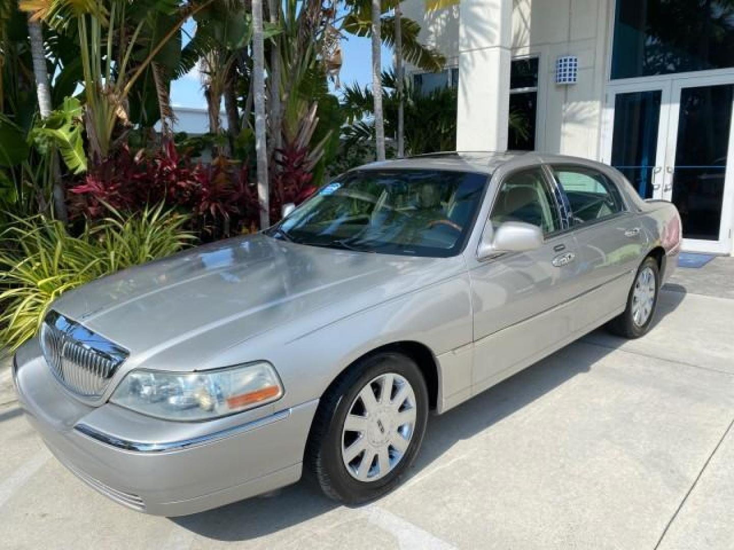 2005 Light French Silk Metallic /Med/Lt Parchment Lincoln Town Car Signature Limited LOW MILES 84,448 (1LNHM82W55Y) with an 4.6L SOHC SMPI V8 Engine engine, Automatic transmission, located at 4701 North Dixie Hwy, Pompano Beach, FL, 33064, (954) 422-2889, 26.240938, -80.123474 - OUR WEBPAGE FLORIDACARS1.COM HAS OVER 100 PHOTOS AND FREE CARFAX LINK 2005 Lincoln Town Car Signature Limited Sedan 4 DR 4.6L V8 F OHV 16V Gasoline 25 MPG Rear Wheel Drive Features ABS Brakes Air Conditioning Alloy Wheels AM/FM Stereo Audiophile Sound System Automatic Transmission Cassette Player CD- Photo#29