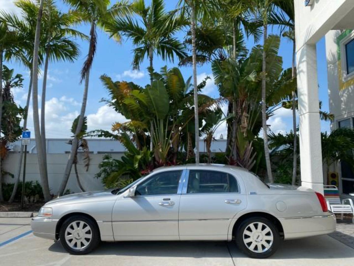 2005 Light French Silk Metallic /Med/Lt Parchment Lincoln Town Car Signature Limited LOW MILES 84,448 (1LNHM82W55Y) with an 4.6L SOHC SMPI V8 Engine engine, Automatic transmission, located at 4701 North Dixie Hwy, Pompano Beach, FL, 33064, (954) 422-2889, 26.240938, -80.123474 - OUR WEBPAGE FLORIDACARS1.COM HAS OVER 100 PHOTOS AND FREE CARFAX LINK 2005 Lincoln Town Car Signature Limited Sedan 4 DR 4.6L V8 F OHV 16V Gasoline 25 MPG Rear Wheel Drive Features ABS Brakes Air Conditioning Alloy Wheels AM/FM Stereo Audiophile Sound System Automatic Transmission Cassette Player CD- Photo#30