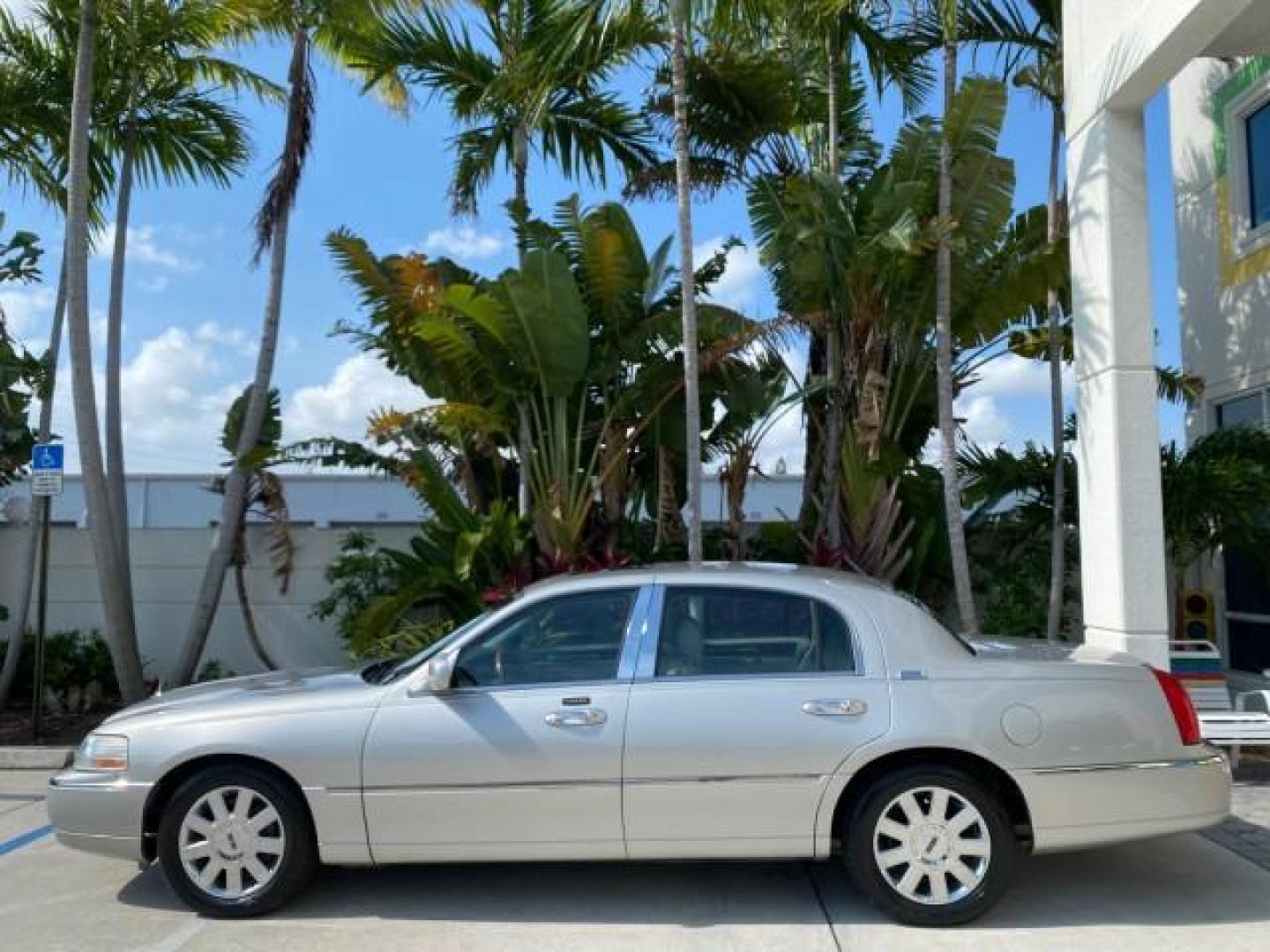 2005 Light French Silk Metallic /Med/Lt Parchment Lincoln Town Car Signature Limited LOW MILES 84,448 (1LNHM82W55Y) with an 4.6L SOHC SMPI V8 Engine engine, Automatic transmission, located at 4701 North Dixie Hwy, Pompano Beach, FL, 33064, (954) 422-2889, 26.240938, -80.123474 - OUR WEBPAGE FLORIDACARS1.COM HAS OVER 100 PHOTOS AND FREE CARFAX LINK 2005 Lincoln Town Car Signature Limited Sedan 4 DR 4.6L V8 F OHV 16V Gasoline 25 MPG Rear Wheel Drive Features ABS Brakes Air Conditioning Alloy Wheels AM/FM Stereo Audiophile Sound System Automatic Transmission Cassette Player CD- Photo#31