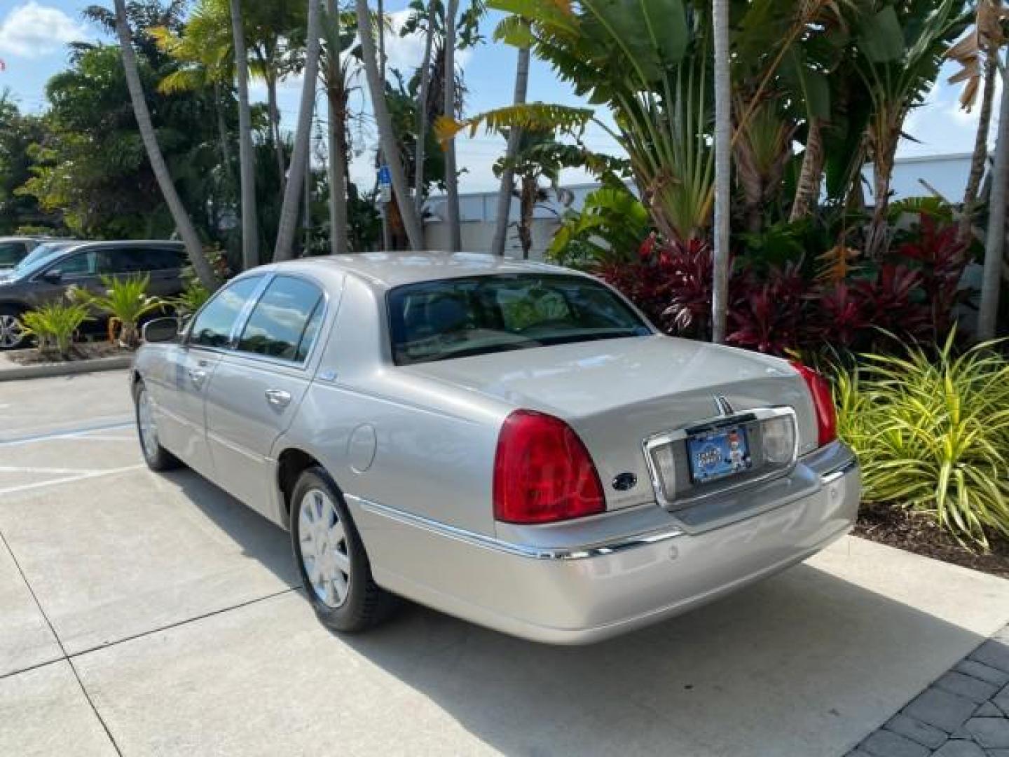 2005 Light French Silk Metallic /Med/Lt Parchment Lincoln Town Car Signature Limited LOW MILES 84,448 (1LNHM82W55Y) with an 4.6L SOHC SMPI V8 Engine engine, Automatic transmission, located at 4701 North Dixie Hwy, Pompano Beach, FL, 33064, (954) 422-2889, 26.240938, -80.123474 - OUR WEBPAGE FLORIDACARS1.COM HAS OVER 100 PHOTOS AND FREE CARFAX LINK 2005 Lincoln Town Car Signature Limited Sedan 4 DR 4.6L V8 F OHV 16V Gasoline 25 MPG Rear Wheel Drive Features ABS Brakes Air Conditioning Alloy Wheels AM/FM Stereo Audiophile Sound System Automatic Transmission Cassette Player CD- Photo#32