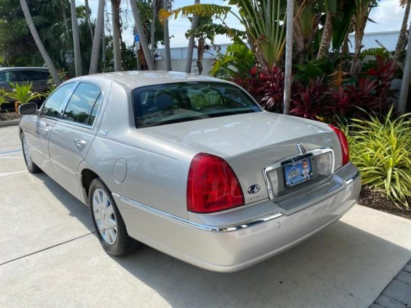 2005 Light French Silk Metallic /Med/Lt Parchment Lincoln Town Car Signature Limited LOW MILES 84,448 (1LNHM82W55Y) with an 4.6L SOHC SMPI V8 Engine engine, Automatic transmission, located at 4701 North Dixie Hwy, Pompano Beach, FL, 33064, (954) 422-2889, 26.240938, -80.123474 - OUR WEBPAGE FLORIDACARS1.COM HAS OVER 100 PHOTOS AND FREE CARFAX LINK 2005 Lincoln Town Car Signature Limited Sedan 4 DR 4.6L V8 F OHV 16V Gasoline 25 MPG Rear Wheel Drive Features ABS Brakes Air Conditioning Alloy Wheels AM/FM Stereo Audiophile Sound System Automatic Transmission Cassette Player CD- Photo#33