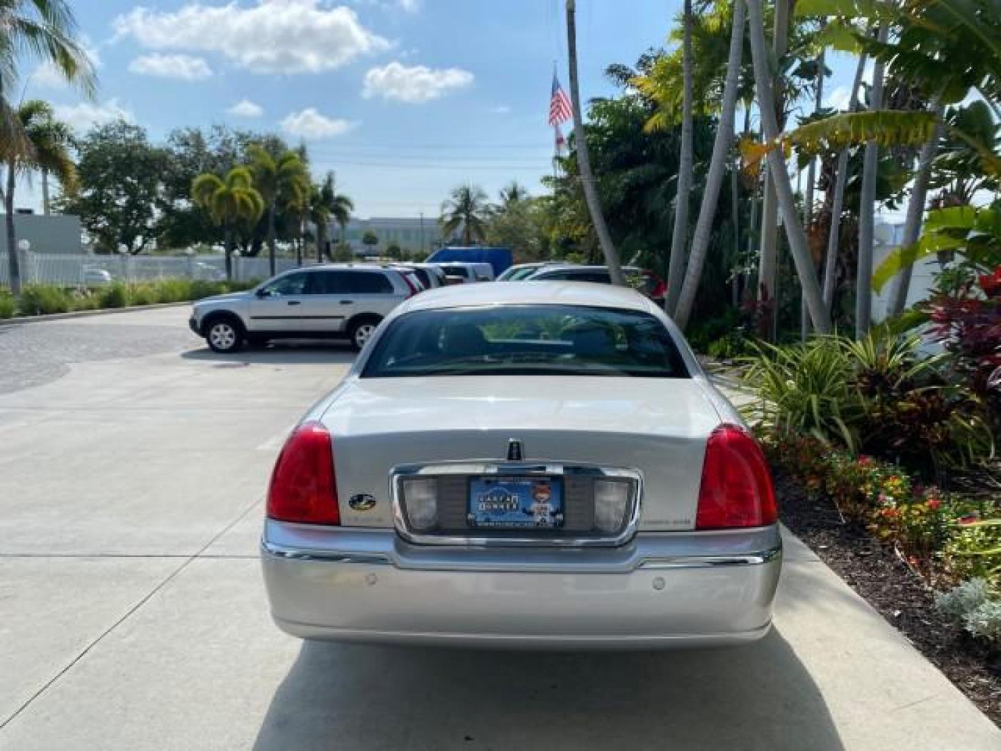 2005 Light French Silk Metallic /Med/Lt Parchment Lincoln Town Car Signature Limited LOW MILES 84,448 (1LNHM82W55Y) with an 4.6L SOHC SMPI V8 Engine engine, Automatic transmission, located at 4701 North Dixie Hwy, Pompano Beach, FL, 33064, (954) 422-2889, 26.240938, -80.123474 - OUR WEBPAGE FLORIDACARS1.COM HAS OVER 100 PHOTOS AND FREE CARFAX LINK 2005 Lincoln Town Car Signature Limited Sedan 4 DR 4.6L V8 F OHV 16V Gasoline 25 MPG Rear Wheel Drive Features ABS Brakes Air Conditioning Alloy Wheels AM/FM Stereo Audiophile Sound System Automatic Transmission Cassette Player CD- Photo#34