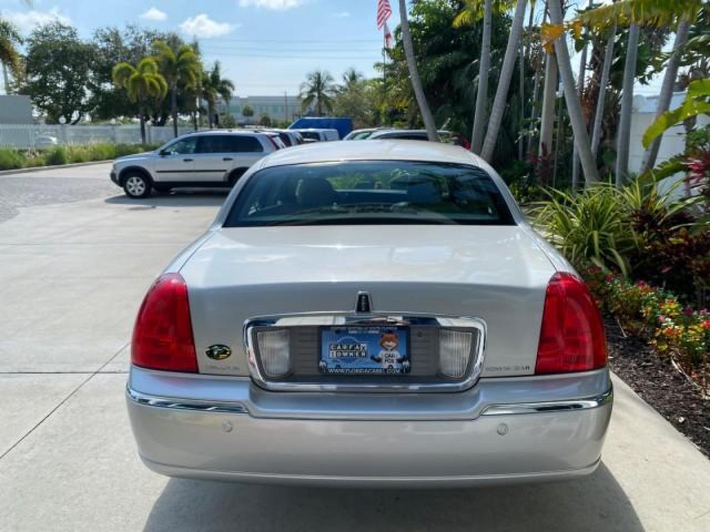 2005 Light French Silk Metallic /Med/Lt Parchment Lincoln Town Car Signature Limited LOW MILES 84,448 (1LNHM82W55Y) with an 4.6L SOHC SMPI V8 Engine engine, Automatic transmission, located at 4701 North Dixie Hwy, Pompano Beach, FL, 33064, (954) 422-2889, 26.240938, -80.123474 - OUR WEBPAGE FLORIDACARS1.COM HAS OVER 100 PHOTOS AND FREE CARFAX LINK 2005 Lincoln Town Car Signature Limited Sedan 4 DR 4.6L V8 F OHV 16V Gasoline 25 MPG Rear Wheel Drive Features ABS Brakes Air Conditioning Alloy Wheels AM/FM Stereo Audiophile Sound System Automatic Transmission Cassette Player CD- Photo#35