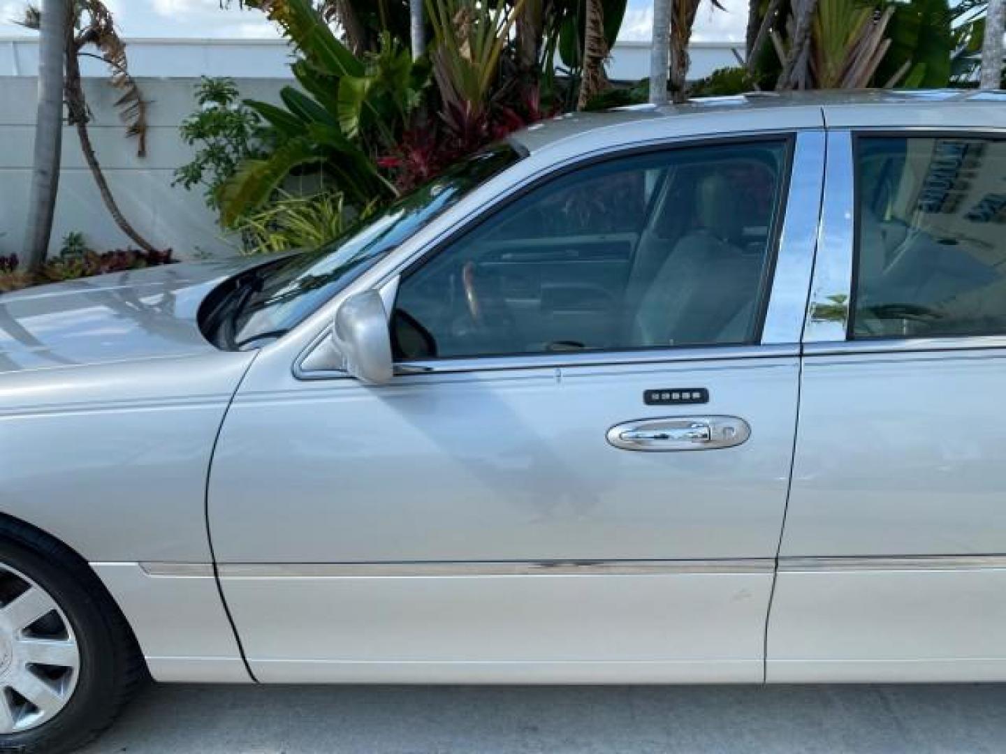 2005 Light French Silk Metallic /Med/Lt Parchment Lincoln Town Car Signature Limited LOW MILES 84,448 (1LNHM82W55Y) with an 4.6L SOHC SMPI V8 Engine engine, Automatic transmission, located at 4701 North Dixie Hwy, Pompano Beach, FL, 33064, (954) 422-2889, 26.240938, -80.123474 - OUR WEBPAGE FLORIDACARS1.COM HAS OVER 100 PHOTOS AND FREE CARFAX LINK 2005 Lincoln Town Car Signature Limited Sedan 4 DR 4.6L V8 F OHV 16V Gasoline 25 MPG Rear Wheel Drive Features ABS Brakes Air Conditioning Alloy Wheels AM/FM Stereo Audiophile Sound System Automatic Transmission Cassette Player CD- Photo#37