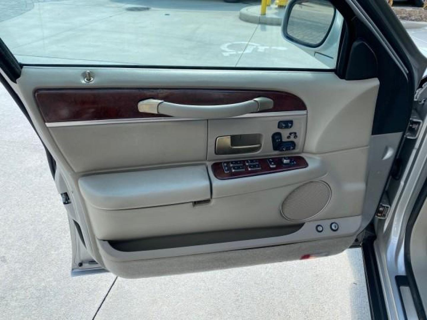 2005 Light French Silk Metallic /Med/Lt Parchment Lincoln Town Car Signature Limited LOW MILES 84,448 (1LNHM82W55Y) with an 4.6L SOHC SMPI V8 Engine engine, Automatic transmission, located at 4701 North Dixie Hwy, Pompano Beach, FL, 33064, (954) 422-2889, 26.240938, -80.123474 - OUR WEBPAGE FLORIDACARS1.COM HAS OVER 100 PHOTOS AND FREE CARFAX LINK 2005 Lincoln Town Car Signature Limited Sedan 4 DR 4.6L V8 F OHV 16V Gasoline 25 MPG Rear Wheel Drive Features ABS Brakes Air Conditioning Alloy Wheels AM/FM Stereo Audiophile Sound System Automatic Transmission Cassette Player CD- Photo#42