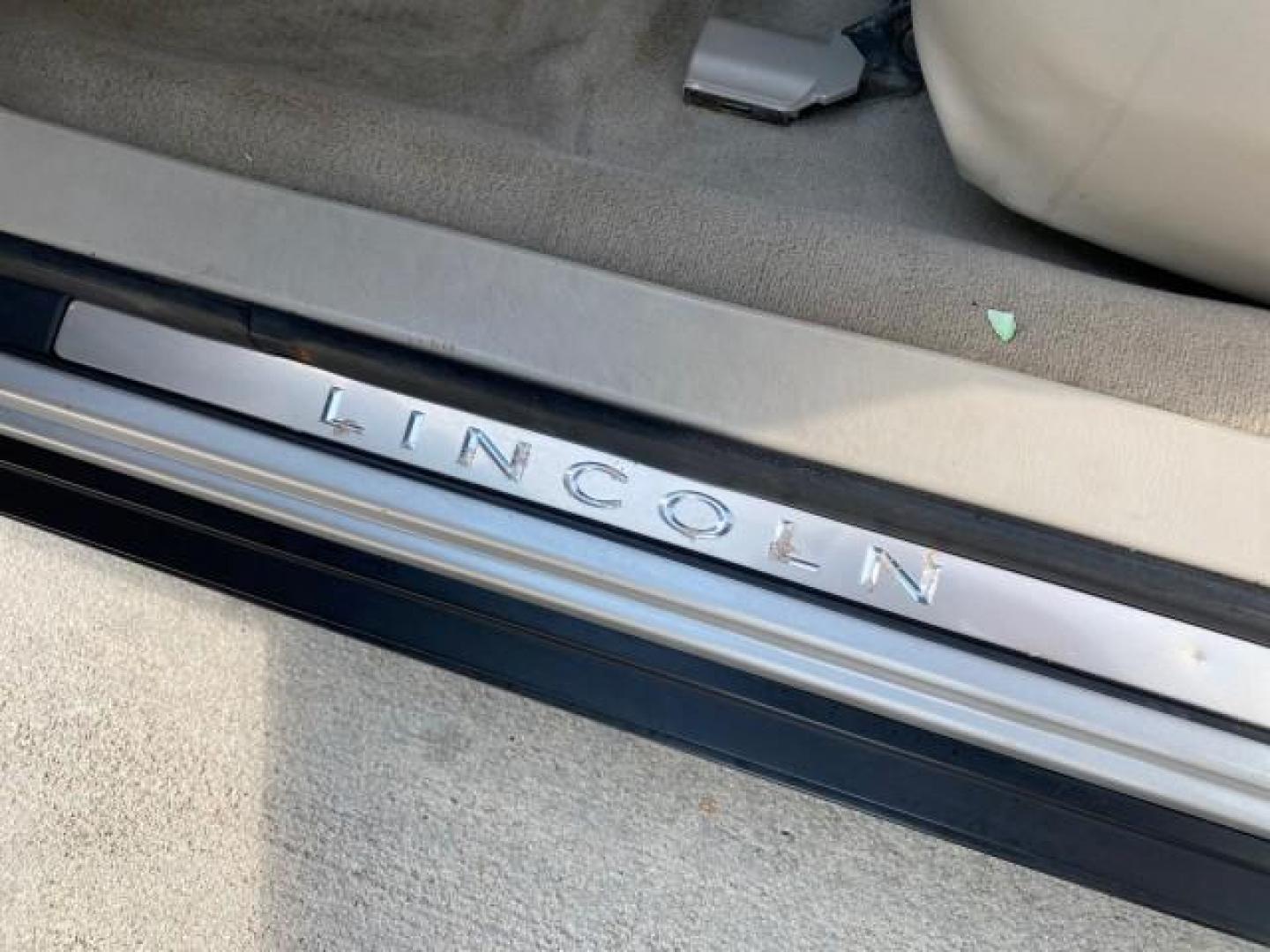 2005 Light French Silk Metallic /Med/Lt Parchment Lincoln Town Car Signature Limited LOW MILES 84,448 (1LNHM82W55Y) with an 4.6L SOHC SMPI V8 Engine engine, Automatic transmission, located at 4701 North Dixie Hwy, Pompano Beach, FL, 33064, (954) 422-2889, 26.240938, -80.123474 - OUR WEBPAGE FLORIDACARS1.COM HAS OVER 100 PHOTOS AND FREE CARFAX LINK 2005 Lincoln Town Car Signature Limited Sedan 4 DR 4.6L V8 F OHV 16V Gasoline 25 MPG Rear Wheel Drive Features ABS Brakes Air Conditioning Alloy Wheels AM/FM Stereo Audiophile Sound System Automatic Transmission Cassette Player CD- Photo#43