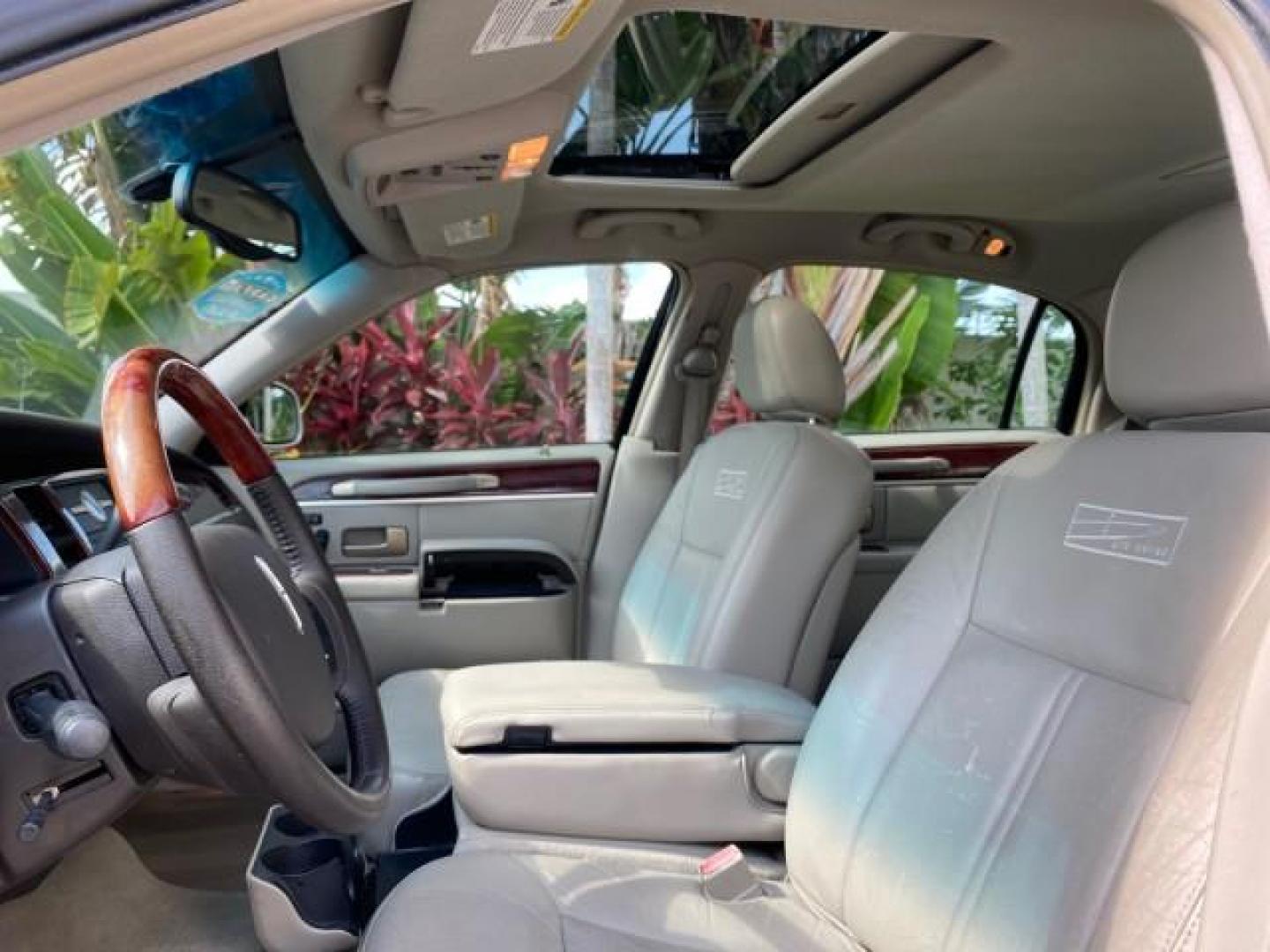 2005 Light French Silk Metallic /Med/Lt Parchment Lincoln Town Car Signature Limited LOW MILES 84,448 (1LNHM82W55Y) with an 4.6L SOHC SMPI V8 Engine engine, Automatic transmission, located at 4701 North Dixie Hwy, Pompano Beach, FL, 33064, (954) 422-2889, 26.240938, -80.123474 - OUR WEBPAGE FLORIDACARS1.COM HAS OVER 100 PHOTOS AND FREE CARFAX LINK 2005 Lincoln Town Car Signature Limited Sedan 4 DR 4.6L V8 F OHV 16V Gasoline 25 MPG Rear Wheel Drive Features ABS Brakes Air Conditioning Alloy Wheels AM/FM Stereo Audiophile Sound System Automatic Transmission Cassette Player CD- Photo#45