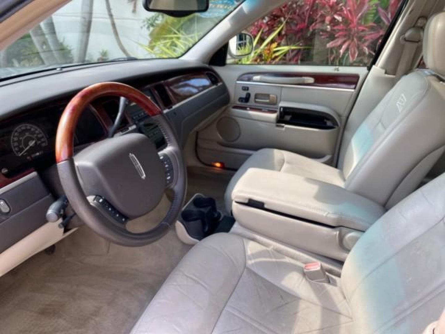 2005 Light French Silk Metallic /Med/Lt Parchment Lincoln Town Car Signature Limited LOW MILES 84,448 (1LNHM82W55Y) with an 4.6L SOHC SMPI V8 Engine engine, Automatic transmission, located at 4701 North Dixie Hwy, Pompano Beach, FL, 33064, (954) 422-2889, 26.240938, -80.123474 - OUR WEBPAGE FLORIDACARS1.COM HAS OVER 100 PHOTOS AND FREE CARFAX LINK 2005 Lincoln Town Car Signature Limited Sedan 4 DR 4.6L V8 F OHV 16V Gasoline 25 MPG Rear Wheel Drive Features ABS Brakes Air Conditioning Alloy Wheels AM/FM Stereo Audiophile Sound System Automatic Transmission Cassette Player CD- Photo#47