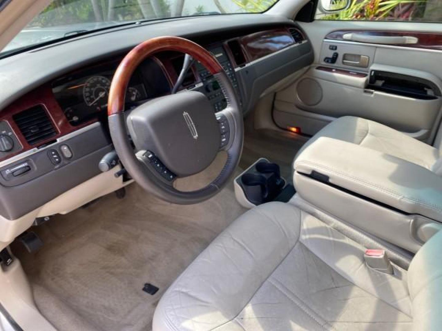 2005 Light French Silk Metallic /Med/Lt Parchment Lincoln Town Car Signature Limited LOW MILES 84,448 (1LNHM82W55Y) with an 4.6L SOHC SMPI V8 Engine engine, Automatic transmission, located at 4701 North Dixie Hwy, Pompano Beach, FL, 33064, (954) 422-2889, 26.240938, -80.123474 - OUR WEBPAGE FLORIDACARS1.COM HAS OVER 100 PHOTOS AND FREE CARFAX LINK 2005 Lincoln Town Car Signature Limited Sedan 4 DR 4.6L V8 F OHV 16V Gasoline 25 MPG Rear Wheel Drive Features ABS Brakes Air Conditioning Alloy Wheels AM/FM Stereo Audiophile Sound System Automatic Transmission Cassette Player CD- Photo#48