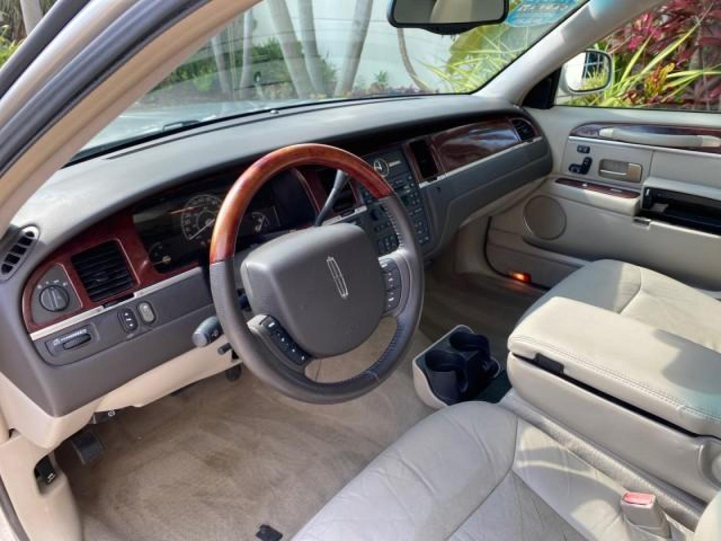 2005 Light French Silk Metallic /Med/Lt Parchment Lincoln Town Car Signature Limited LOW MILES 84,448 (1LNHM82W55Y) with an 4.6L SOHC SMPI V8 Engine engine, Automatic transmission, located at 4701 North Dixie Hwy, Pompano Beach, FL, 33064, (954) 422-2889, 26.240938, -80.123474 - OUR WEBPAGE FLORIDACARS1.COM HAS OVER 100 PHOTOS AND FREE CARFAX LINK 2005 Lincoln Town Car Signature Limited Sedan 4 DR 4.6L V8 F OHV 16V Gasoline 25 MPG Rear Wheel Drive Features ABS Brakes Air Conditioning Alloy Wheels AM/FM Stereo Audiophile Sound System Automatic Transmission Cassette Player CD- Photo#49