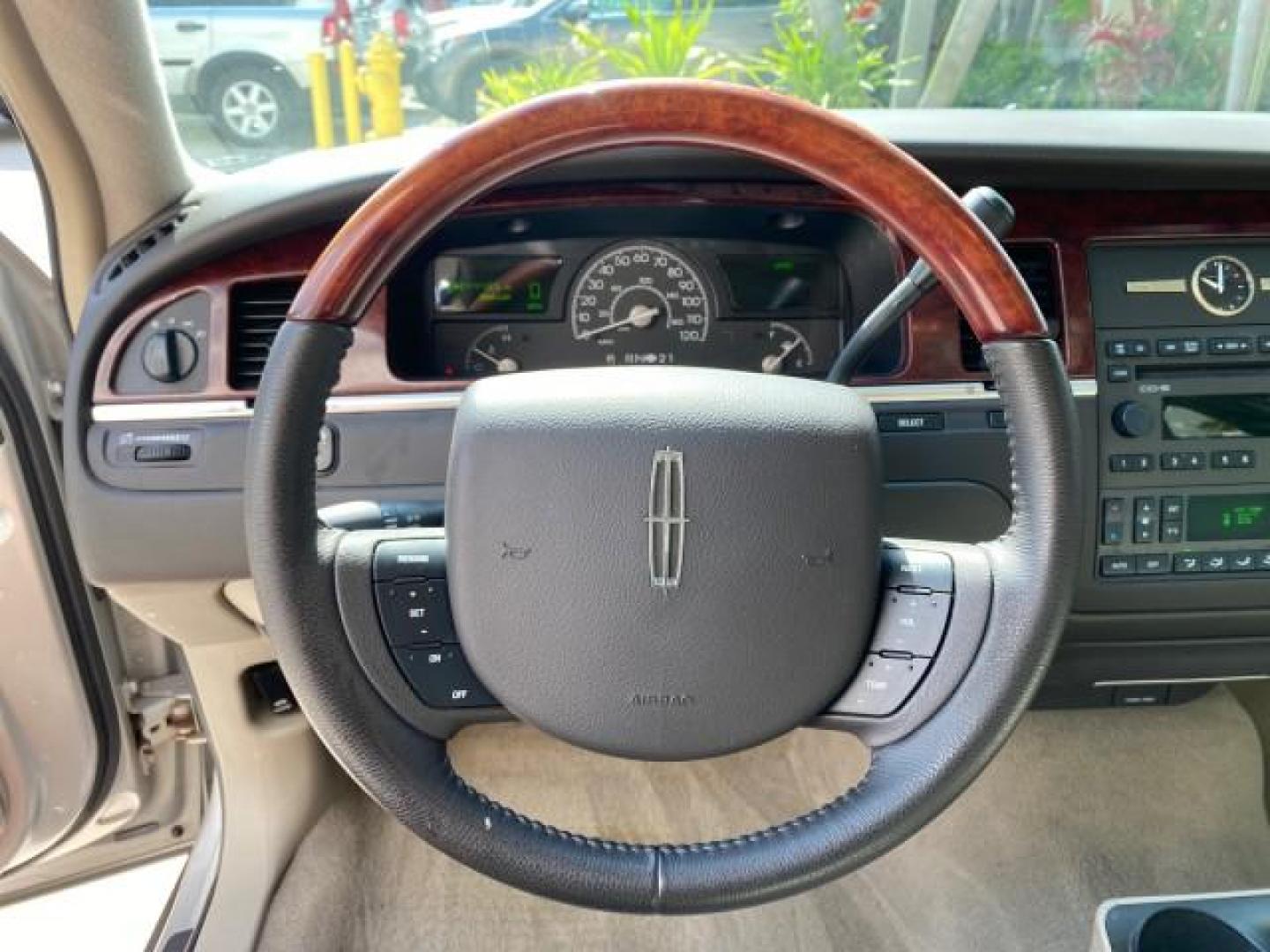 2005 Light French Silk Metallic /Med/Lt Parchment Lincoln Town Car Signature Limited LOW MILES 84,448 (1LNHM82W55Y) with an 4.6L SOHC SMPI V8 Engine engine, Automatic transmission, located at 4701 North Dixie Hwy, Pompano Beach, FL, 33064, (954) 422-2889, 26.240938, -80.123474 - OUR WEBPAGE FLORIDACARS1.COM HAS OVER 100 PHOTOS AND FREE CARFAX LINK 2005 Lincoln Town Car Signature Limited Sedan 4 DR 4.6L V8 F OHV 16V Gasoline 25 MPG Rear Wheel Drive Features ABS Brakes Air Conditioning Alloy Wheels AM/FM Stereo Audiophile Sound System Automatic Transmission Cassette Player CD- Photo#50