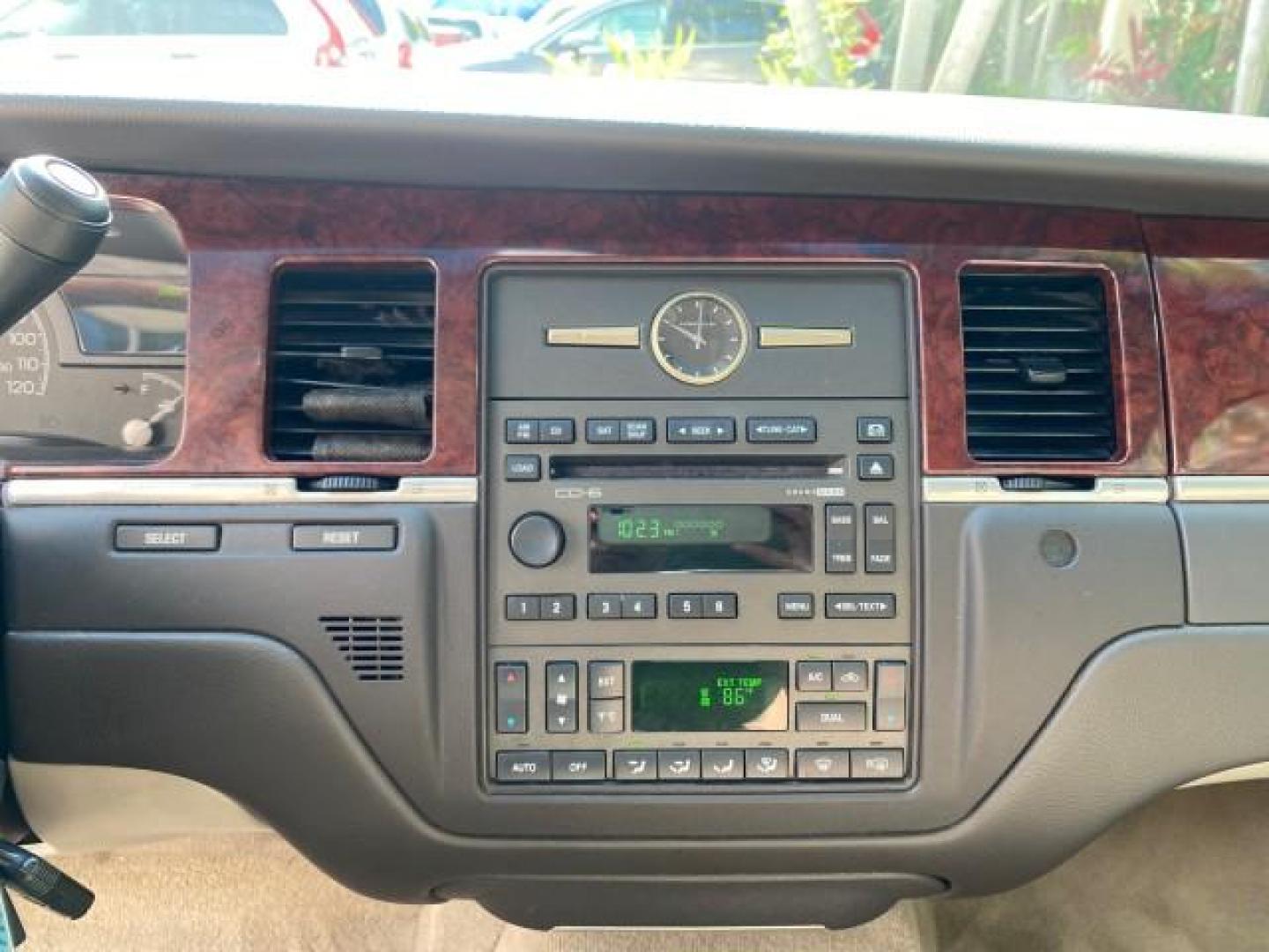 2005 Light French Silk Metallic /Med/Lt Parchment Lincoln Town Car Signature Limited LOW MILES 84,448 (1LNHM82W55Y) with an 4.6L SOHC SMPI V8 Engine engine, Automatic transmission, located at 4701 North Dixie Hwy, Pompano Beach, FL, 33064, (954) 422-2889, 26.240938, -80.123474 - OUR WEBPAGE FLORIDACARS1.COM HAS OVER 100 PHOTOS AND FREE CARFAX LINK 2005 Lincoln Town Car Signature Limited Sedan 4 DR 4.6L V8 F OHV 16V Gasoline 25 MPG Rear Wheel Drive Features ABS Brakes Air Conditioning Alloy Wheels AM/FM Stereo Audiophile Sound System Automatic Transmission Cassette Player CD- Photo#59