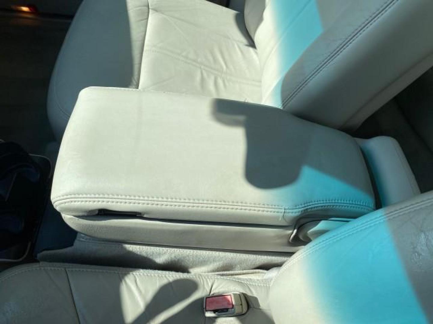 2005 Light French Silk Metallic /Med/Lt Parchment Lincoln Town Car Signature Limited LOW MILES 84,448 (1LNHM82W55Y) with an 4.6L SOHC SMPI V8 Engine engine, Automatic transmission, located at 4701 North Dixie Hwy, Pompano Beach, FL, 33064, (954) 422-2889, 26.240938, -80.123474 - OUR WEBPAGE FLORIDACARS1.COM HAS OVER 100 PHOTOS AND FREE CARFAX LINK 2005 Lincoln Town Car Signature Limited Sedan 4 DR 4.6L V8 F OHV 16V Gasoline 25 MPG Rear Wheel Drive Features ABS Brakes Air Conditioning Alloy Wheels AM/FM Stereo Audiophile Sound System Automatic Transmission Cassette Player CD- Photo#66