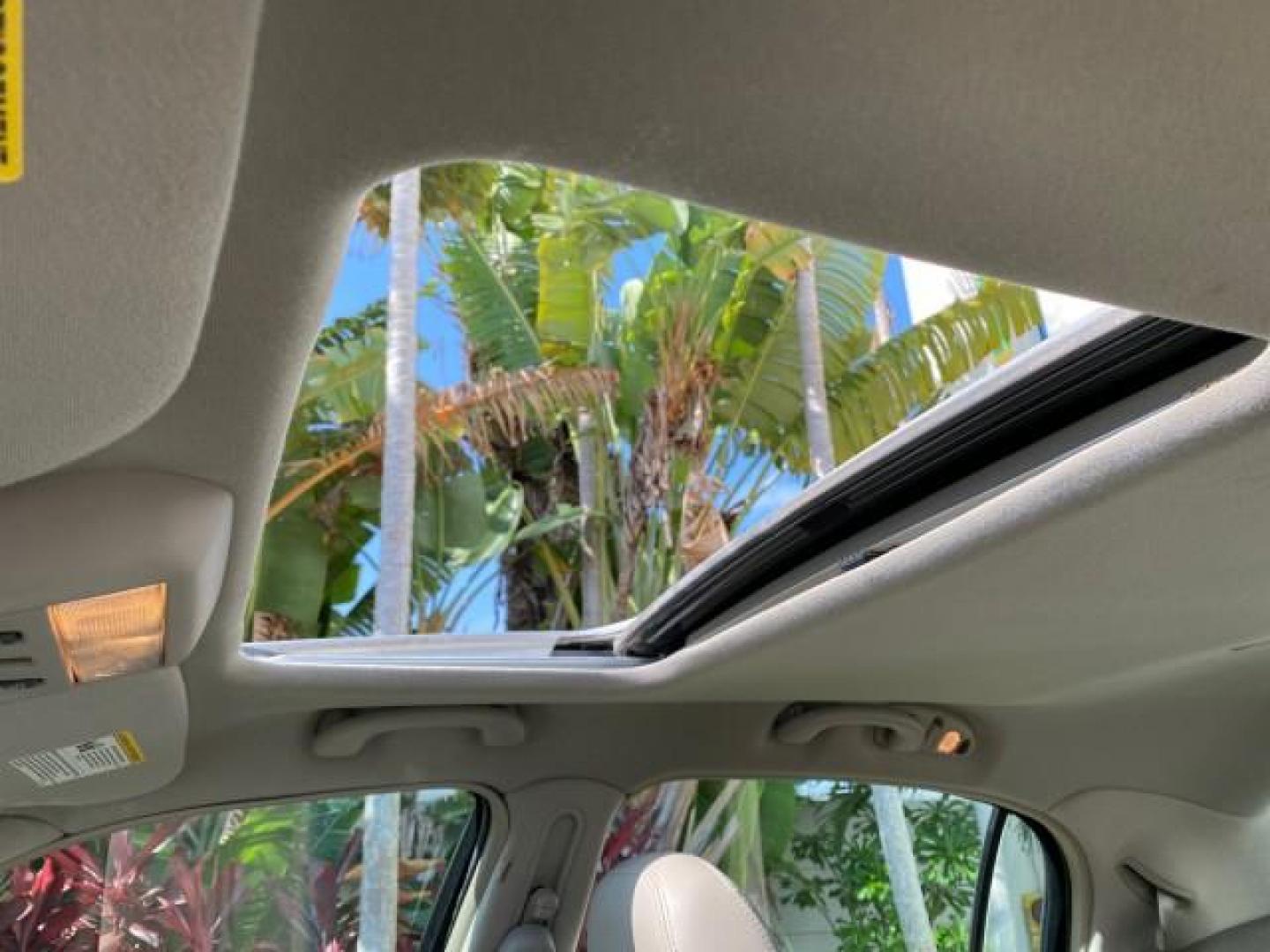 2005 Light French Silk Metallic /Med/Lt Parchment Lincoln Town Car Signature Limited LOW MILES 84,448 (1LNHM82W55Y) with an 4.6L SOHC SMPI V8 Engine engine, Automatic transmission, located at 4701 North Dixie Hwy, Pompano Beach, FL, 33064, (954) 422-2889, 26.240938, -80.123474 - OUR WEBPAGE FLORIDACARS1.COM HAS OVER 100 PHOTOS AND FREE CARFAX LINK 2005 Lincoln Town Car Signature Limited Sedan 4 DR 4.6L V8 F OHV 16V Gasoline 25 MPG Rear Wheel Drive Features ABS Brakes Air Conditioning Alloy Wheels AM/FM Stereo Audiophile Sound System Automatic Transmission Cassette Player CD- Photo#76