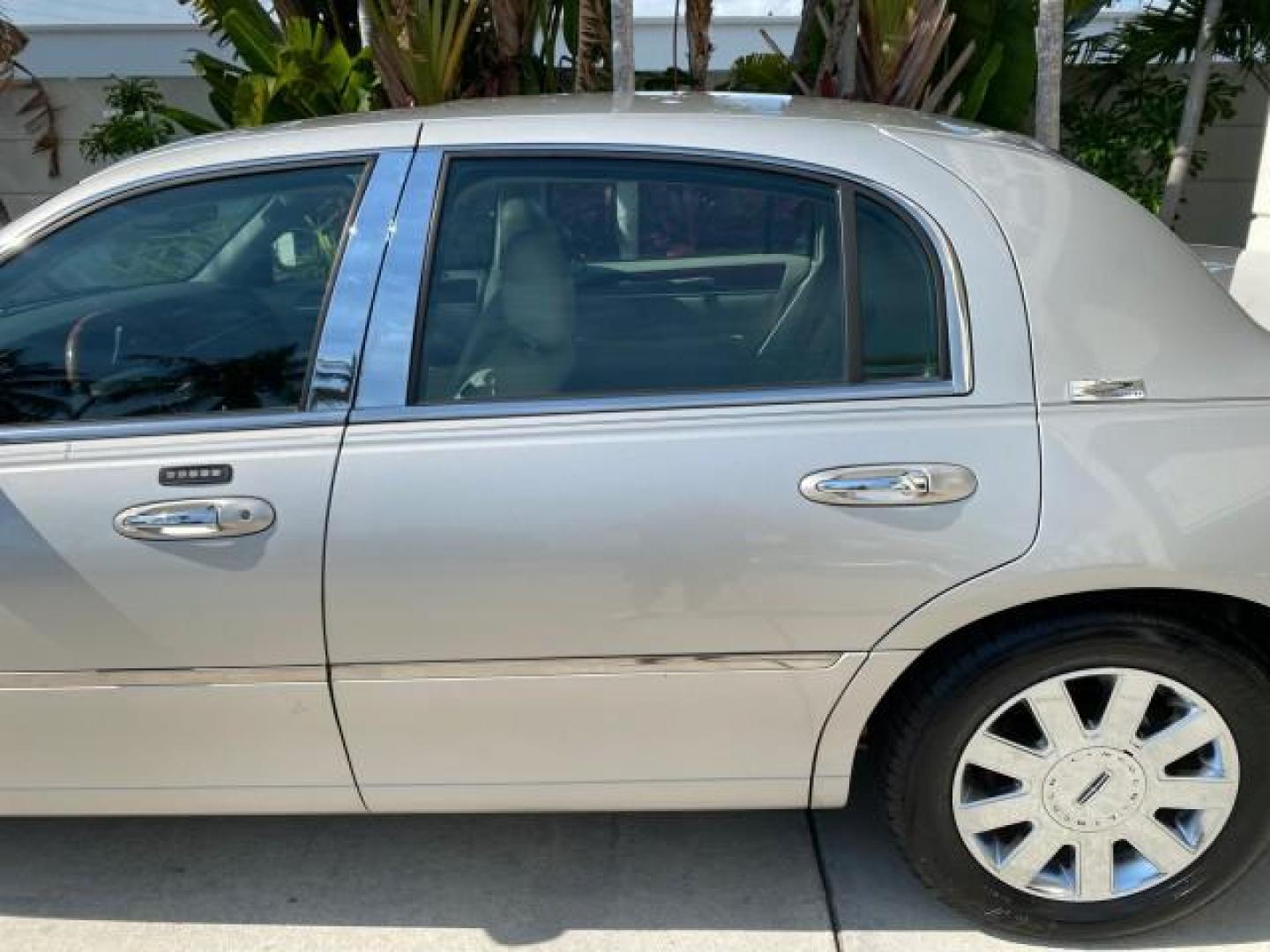 2005 Light French Silk Metallic /Med/Lt Parchment Lincoln Town Car Signature Limited LOW MILES 84,448 (1LNHM82W55Y) with an 4.6L SOHC SMPI V8 Engine engine, Automatic transmission, located at 4701 North Dixie Hwy, Pompano Beach, FL, 33064, (954) 422-2889, 26.240938, -80.123474 - OUR WEBPAGE FLORIDACARS1.COM HAS OVER 100 PHOTOS AND FREE CARFAX LINK 2005 Lincoln Town Car Signature Limited Sedan 4 DR 4.6L V8 F OHV 16V Gasoline 25 MPG Rear Wheel Drive Features ABS Brakes Air Conditioning Alloy Wheels AM/FM Stereo Audiophile Sound System Automatic Transmission Cassette Player CD- Photo#81