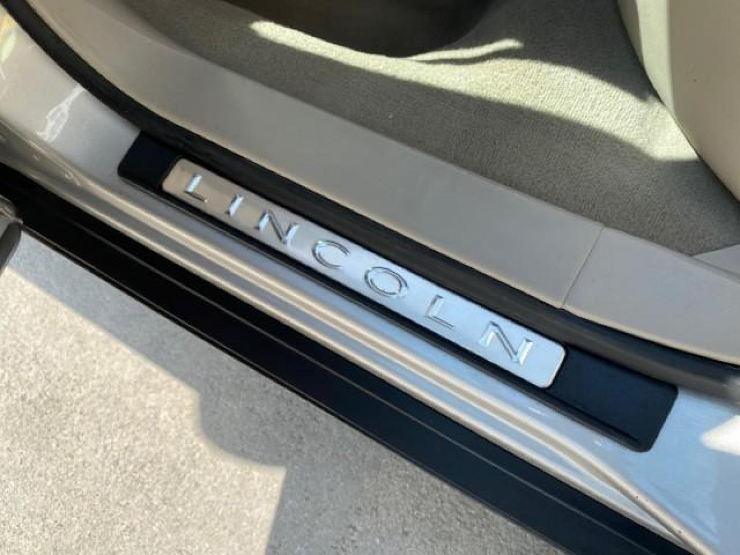 2005 Light French Silk Metallic /Med/Lt Parchment Lincoln Town Car Signature Limited LOW MILES 84,448 (1LNHM82W55Y) with an 4.6L SOHC SMPI V8 Engine engine, Automatic transmission, located at 4701 North Dixie Hwy, Pompano Beach, FL, 33064, (954) 422-2889, 26.240938, -80.123474 - OUR WEBPAGE FLORIDACARS1.COM HAS OVER 100 PHOTOS AND FREE CARFAX LINK 2005 Lincoln Town Car Signature Limited Sedan 4 DR 4.6L V8 F OHV 16V Gasoline 25 MPG Rear Wheel Drive Features ABS Brakes Air Conditioning Alloy Wheels AM/FM Stereo Audiophile Sound System Automatic Transmission Cassette Player CD- Photo#84