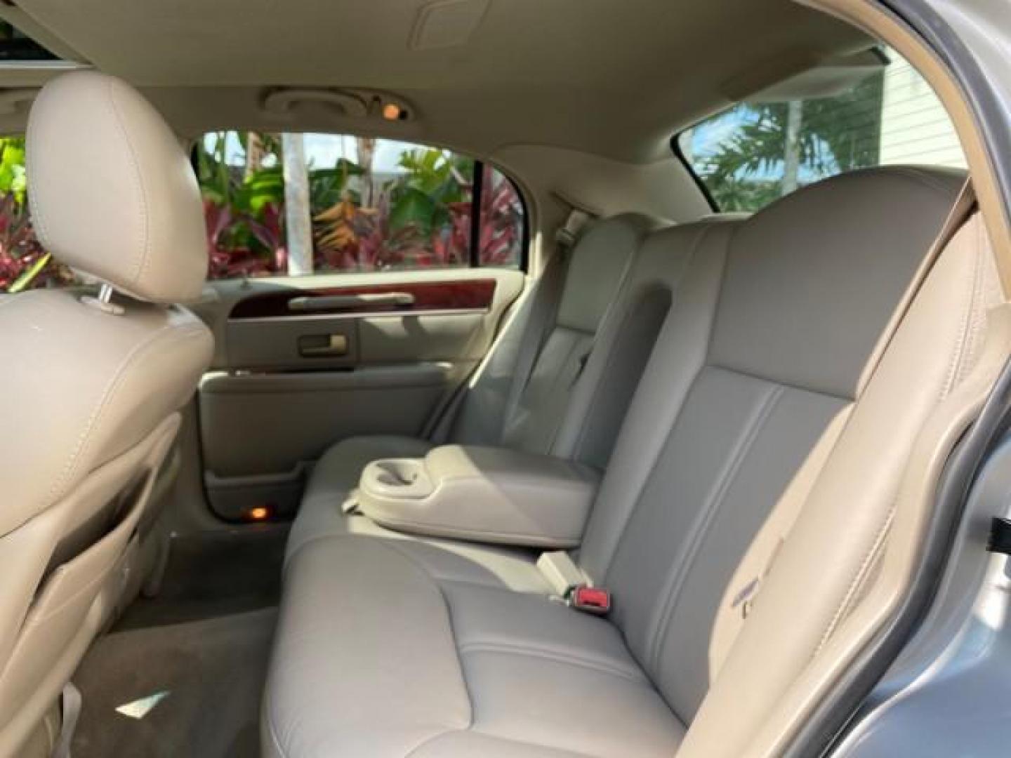 2005 Light French Silk Metallic /Med/Lt Parchment Lincoln Town Car Signature Limited LOW MILES 84,448 (1LNHM82W55Y) with an 4.6L SOHC SMPI V8 Engine engine, Automatic transmission, located at 4701 North Dixie Hwy, Pompano Beach, FL, 33064, (954) 422-2889, 26.240938, -80.123474 - OUR WEBPAGE FLORIDACARS1.COM HAS OVER 100 PHOTOS AND FREE CARFAX LINK 2005 Lincoln Town Car Signature Limited Sedan 4 DR 4.6L V8 F OHV 16V Gasoline 25 MPG Rear Wheel Drive Features ABS Brakes Air Conditioning Alloy Wheels AM/FM Stereo Audiophile Sound System Automatic Transmission Cassette Player CD- Photo#85