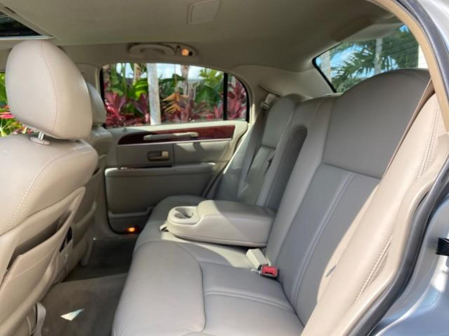 2005 Light French Silk Metallic /Med/Lt Parchment Lincoln Town Car Signature Limited LOW MILES 84,448 (1LNHM82W55Y) with an 4.6L SOHC SMPI V8 Engine engine, Automatic transmission, located at 4701 North Dixie Hwy, Pompano Beach, FL, 33064, (954) 422-2889, 26.240938, -80.123474 - OUR WEBPAGE FLORIDACARS1.COM HAS OVER 100 PHOTOS AND FREE CARFAX LINK 2005 Lincoln Town Car Signature Limited Sedan 4 DR 4.6L V8 F OHV 16V Gasoline 25 MPG Rear Wheel Drive Features ABS Brakes Air Conditioning Alloy Wheels AM/FM Stereo Audiophile Sound System Automatic Transmission Cassette Player CD- Photo#86